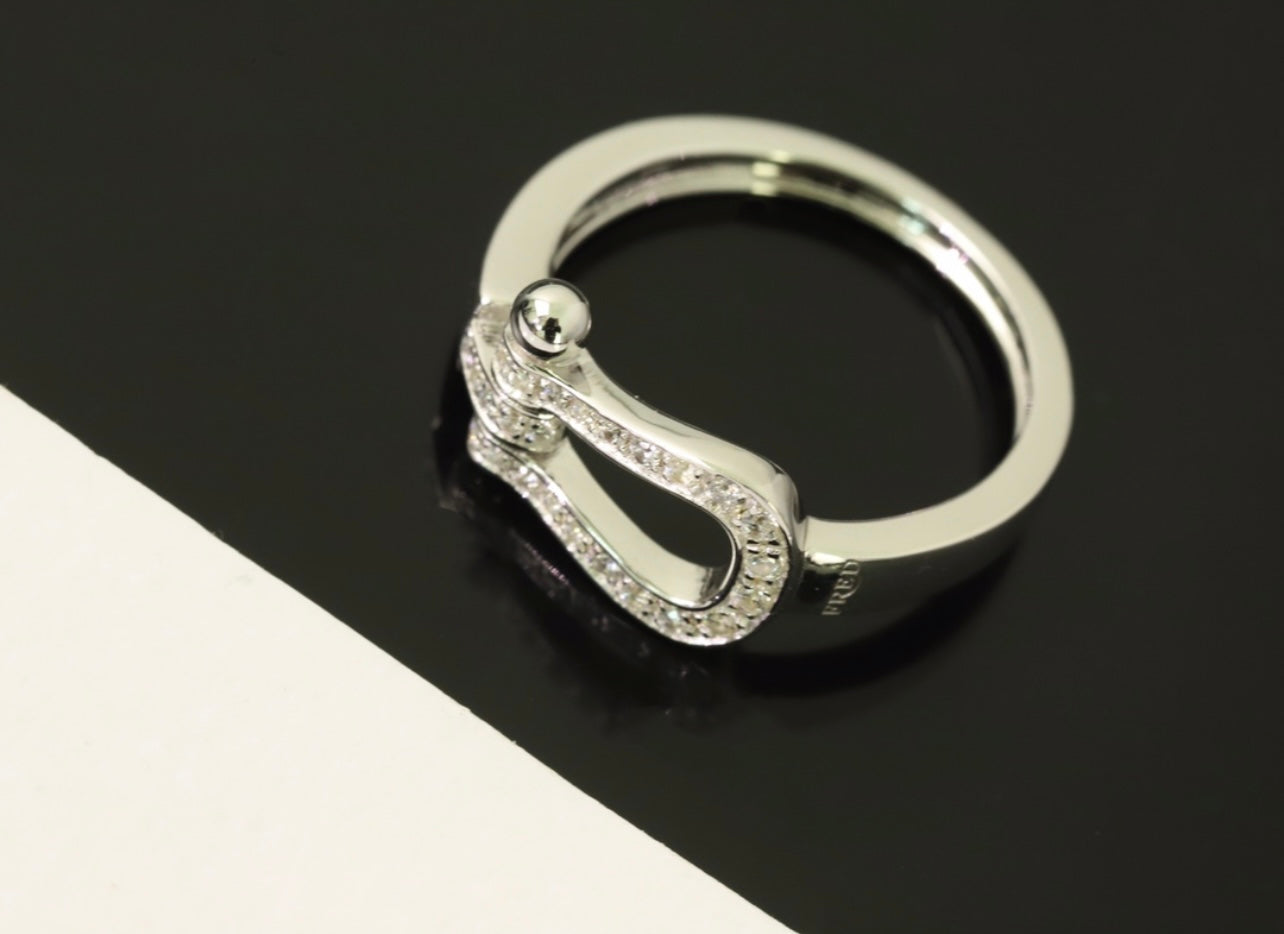 טבעת יוקרתית בגוון כסף – משובצת זירקונים מנצנצים