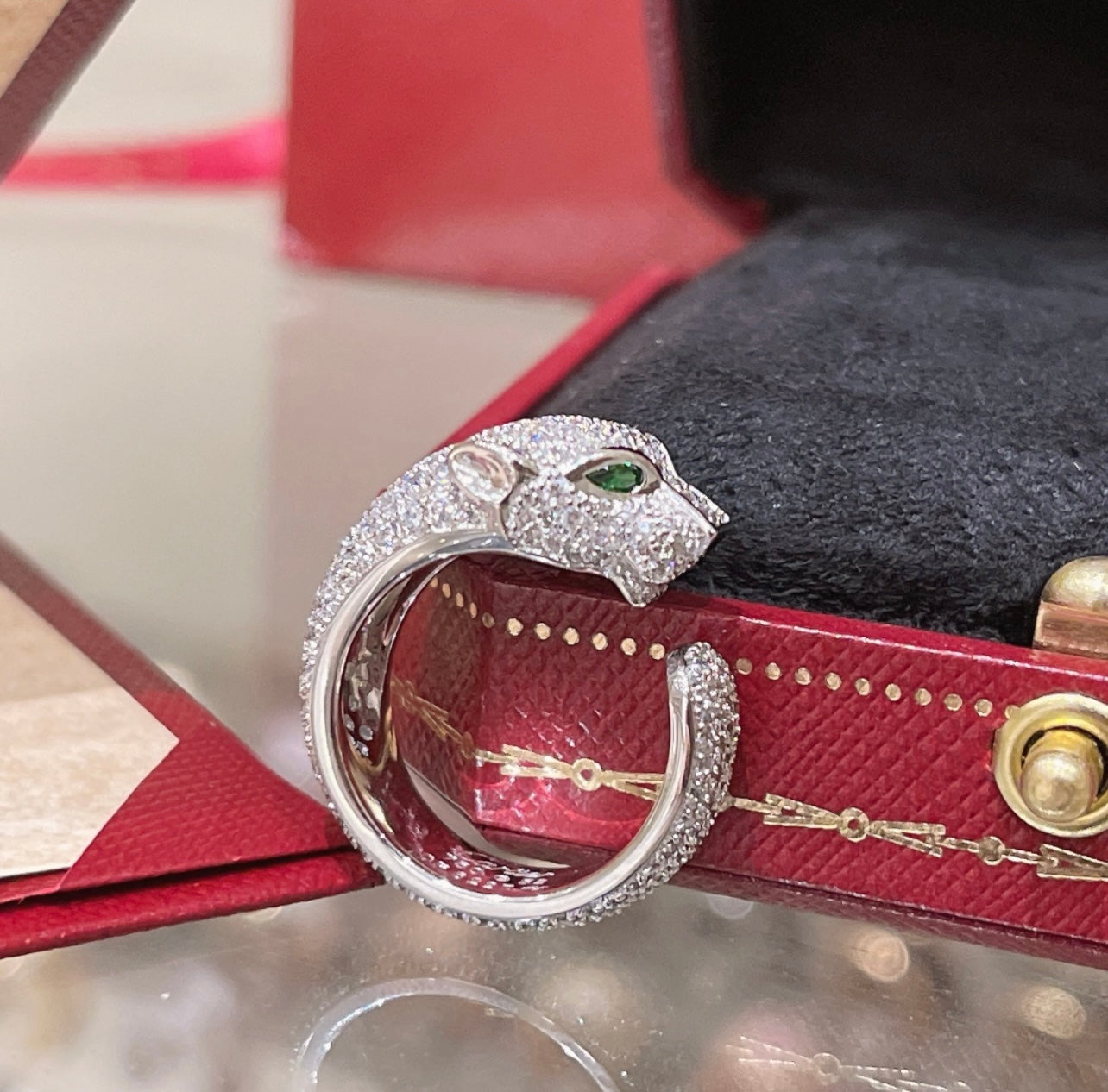 טבעת אלגנטית פנתר בגוון כסף משובצת זרקונים נוצצים