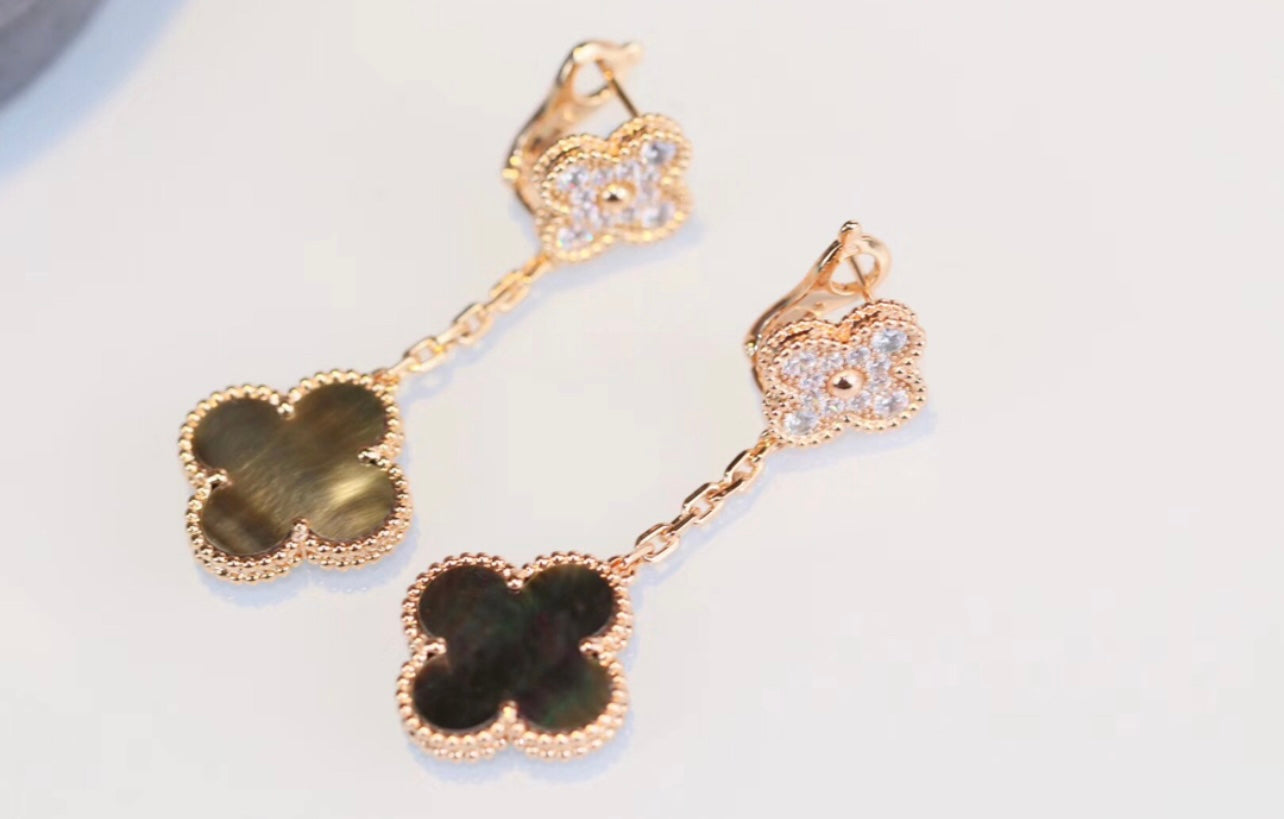 עגילי תלייה עם שני תלתנים צבע ורוד – זוהר ואלגנטיות בכל הופעה