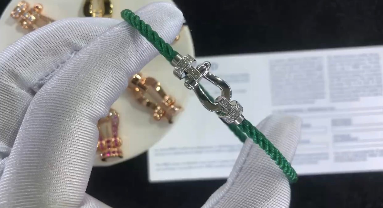 צמיד יוקרתי עם רצועת חבל ירוקה ואבזם בגוון כסף משובץ חצי זירקונים