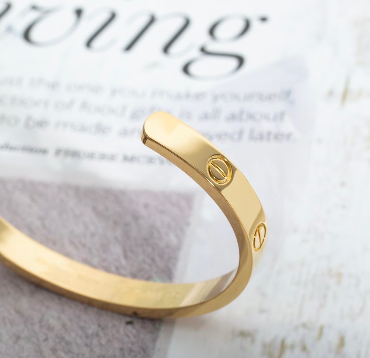 צמיד אלגנטי פתוח בגוון זהב מבריק