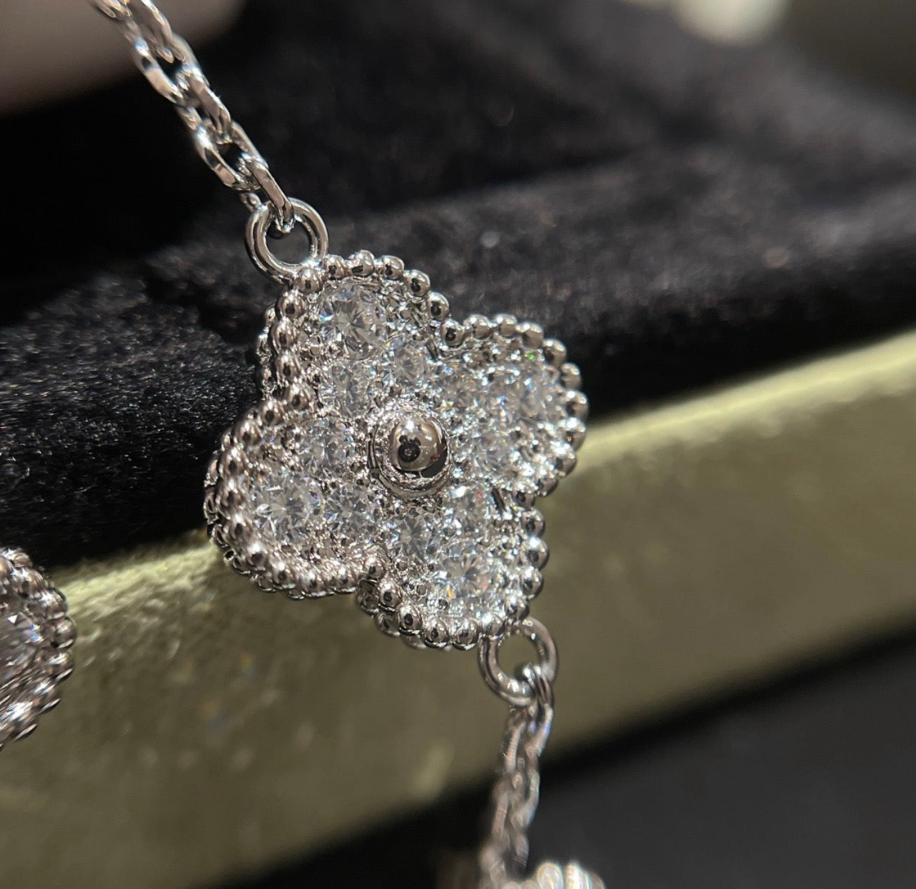 שרשרת 10 תלתנים בגוון כסף עם תליון תלתן בגוון כסף ומשובץ זירקונים נוצצים