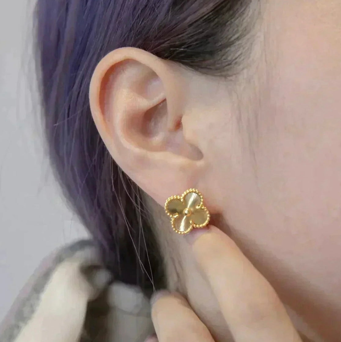 עגילי תלתן בגוון זהב – אלגנטיות קלאסית