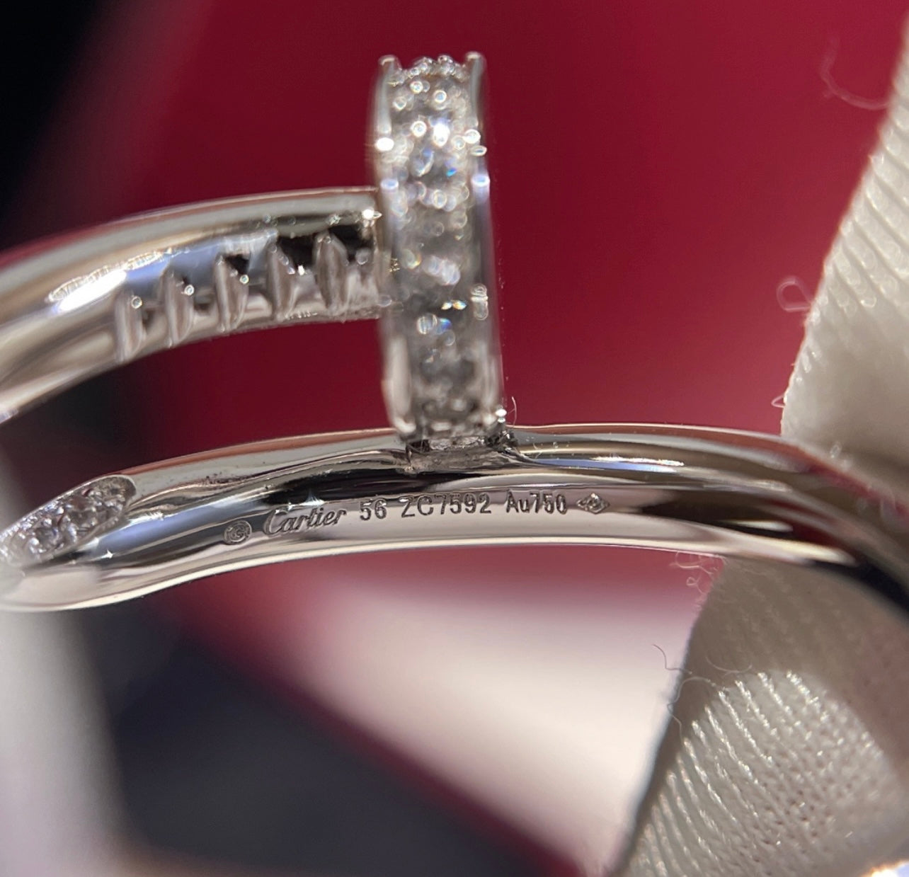 טבעת אלגנטית מסמר בגוון כסף משובצת חצי זירקונים נוצצים