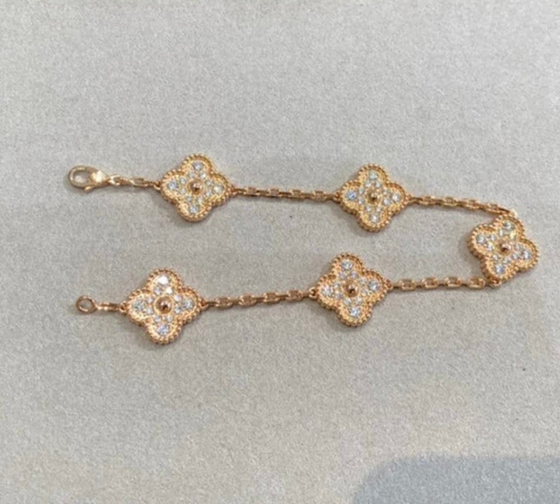 צמיד תלתן בגוון זהב ורוד עם 5 תלתנים בגוון זהב ורוד משובץ זירקונים נוצצים