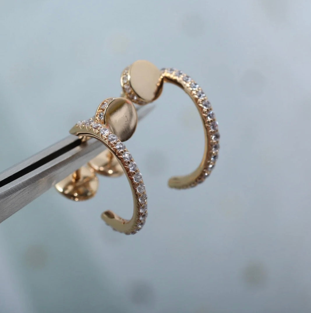 עגילים אלגנטים מסמר בגוון זהב ורוד משובץ זירקונים נוצצים