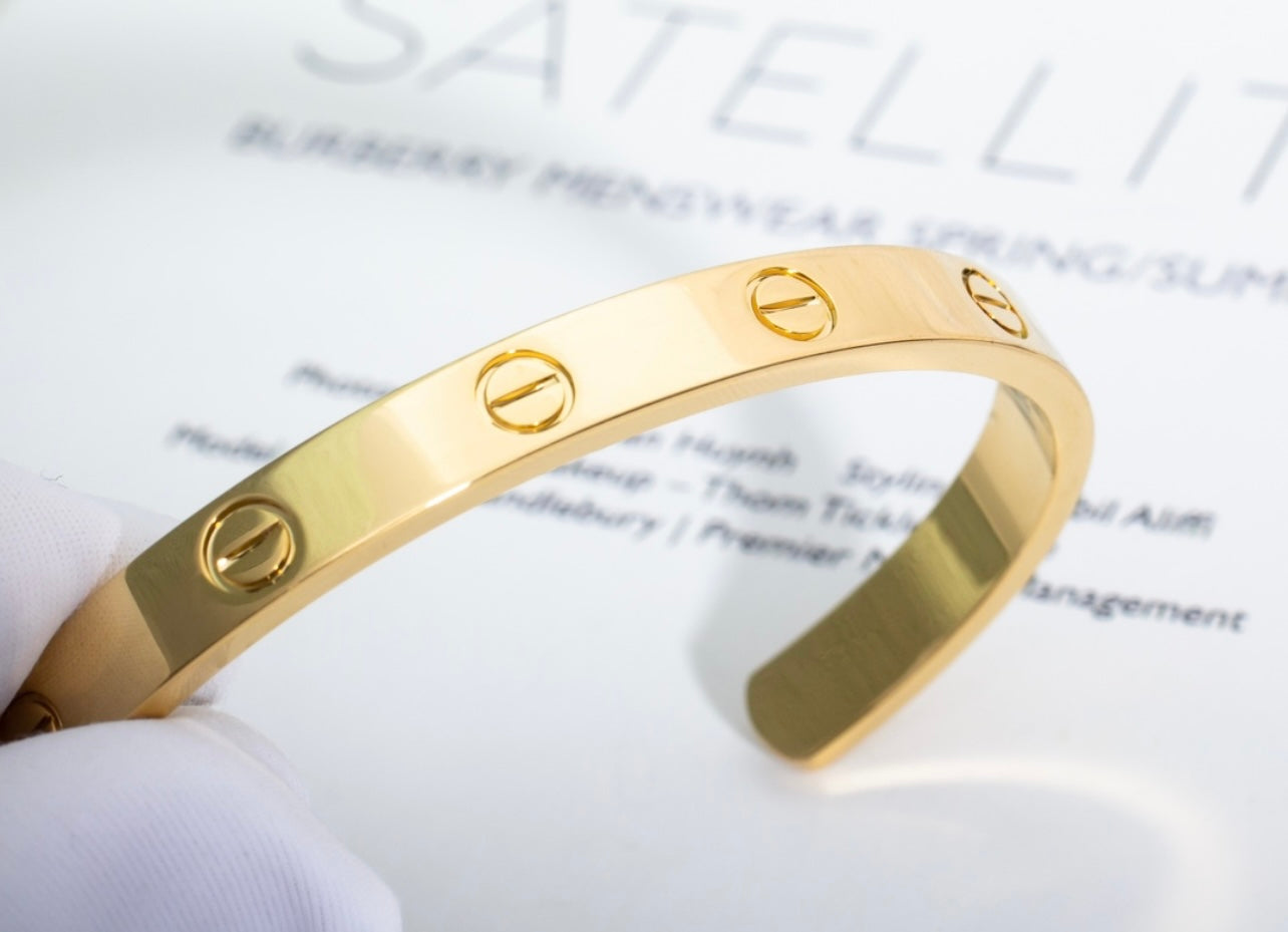 צמיד אלגנטי פתוח בגוון זהב מבריק