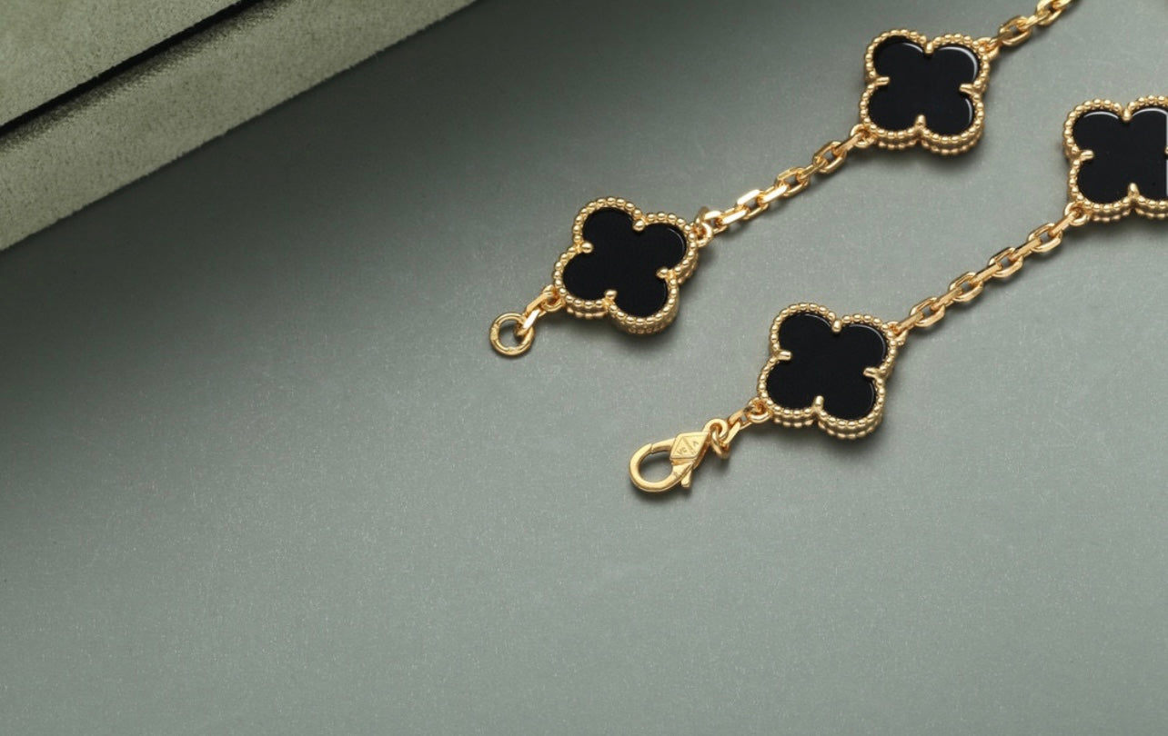 צמיד תלתן בגוון זהב עם 5 תלתנים בגוון שחור