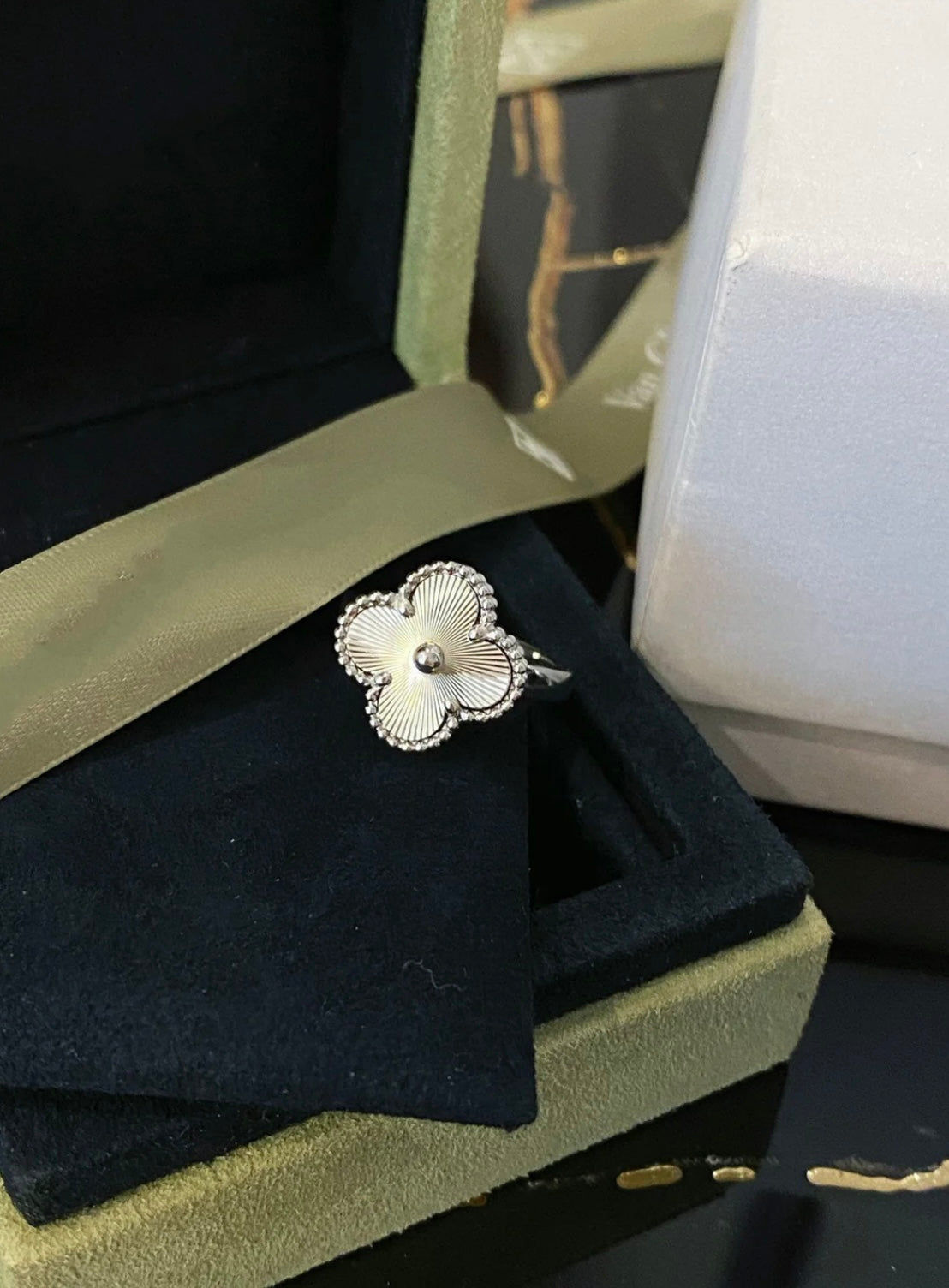 טבעת תלתן בגוון כסף – קלאסיקה עם נוכחות