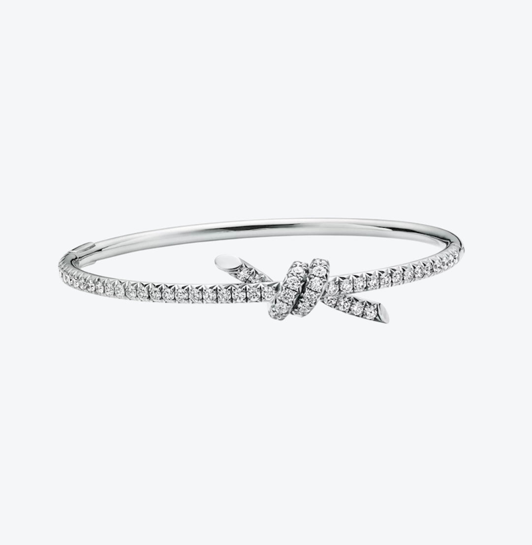 צמיד קשר עדין בגוון כסף משובץ זירקונים נוצצים למראה יוקרתי