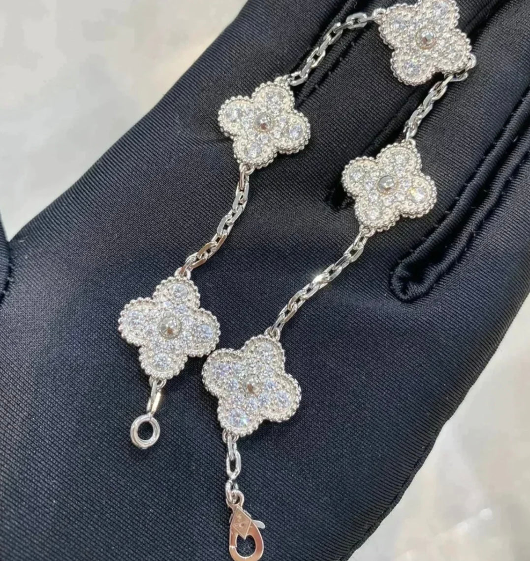 צמיד תלתן בגוון כסף עם 5 תלתנים בגוון כסף ומשובץ זירקונים נוצצים