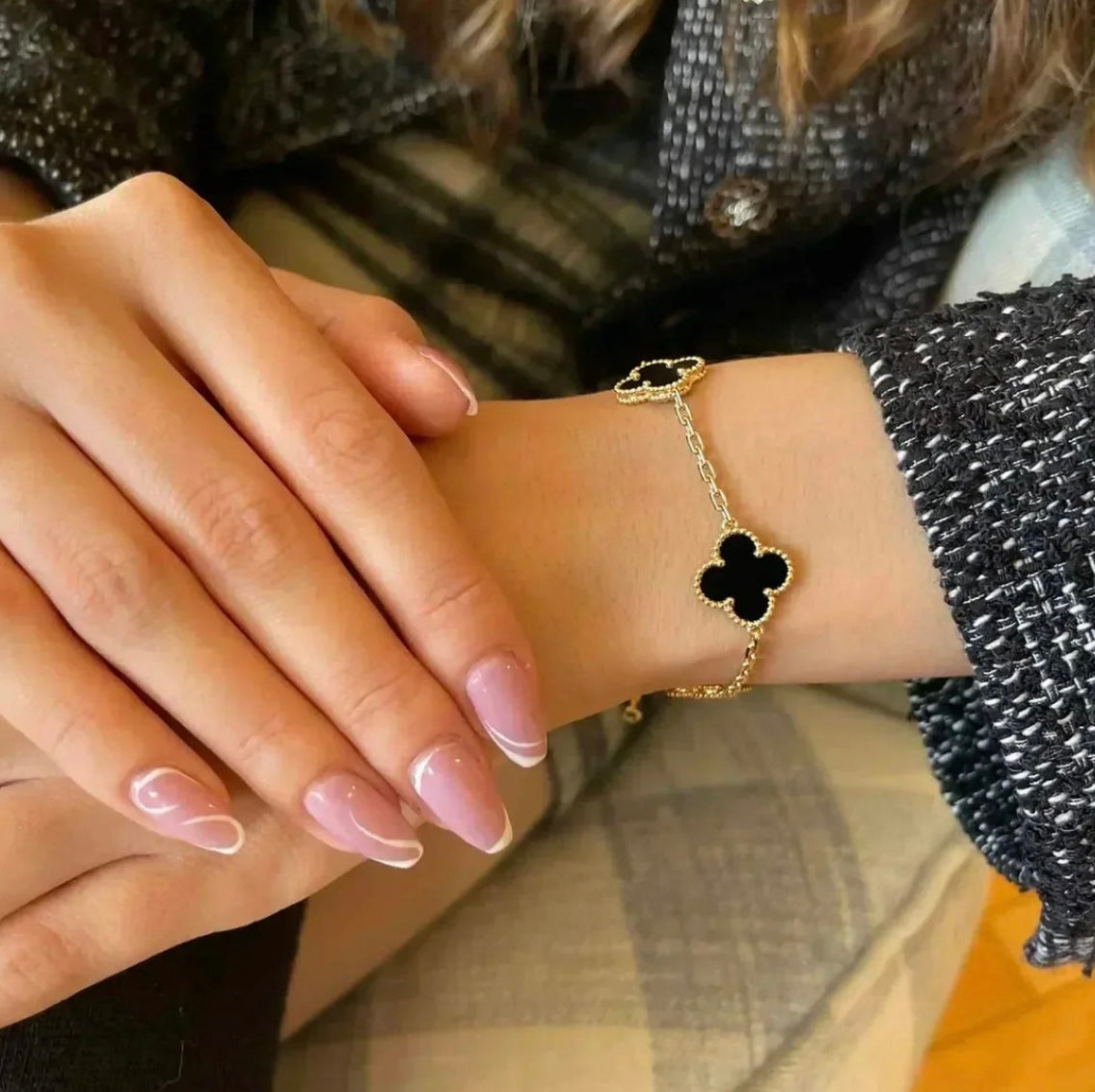 Dreiblatt-Armband mit 5 schwarzen Kleeblättern