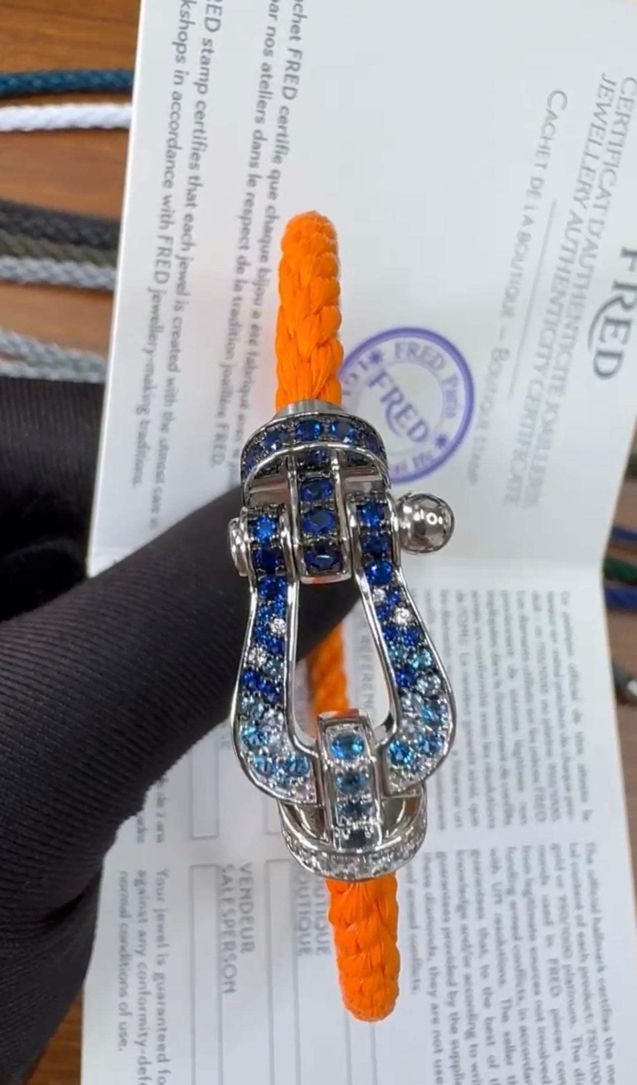 צמיד יוקרתי עם רצועת חבל כתומה ואבזם בגוון כסף משובץ בזירקונים