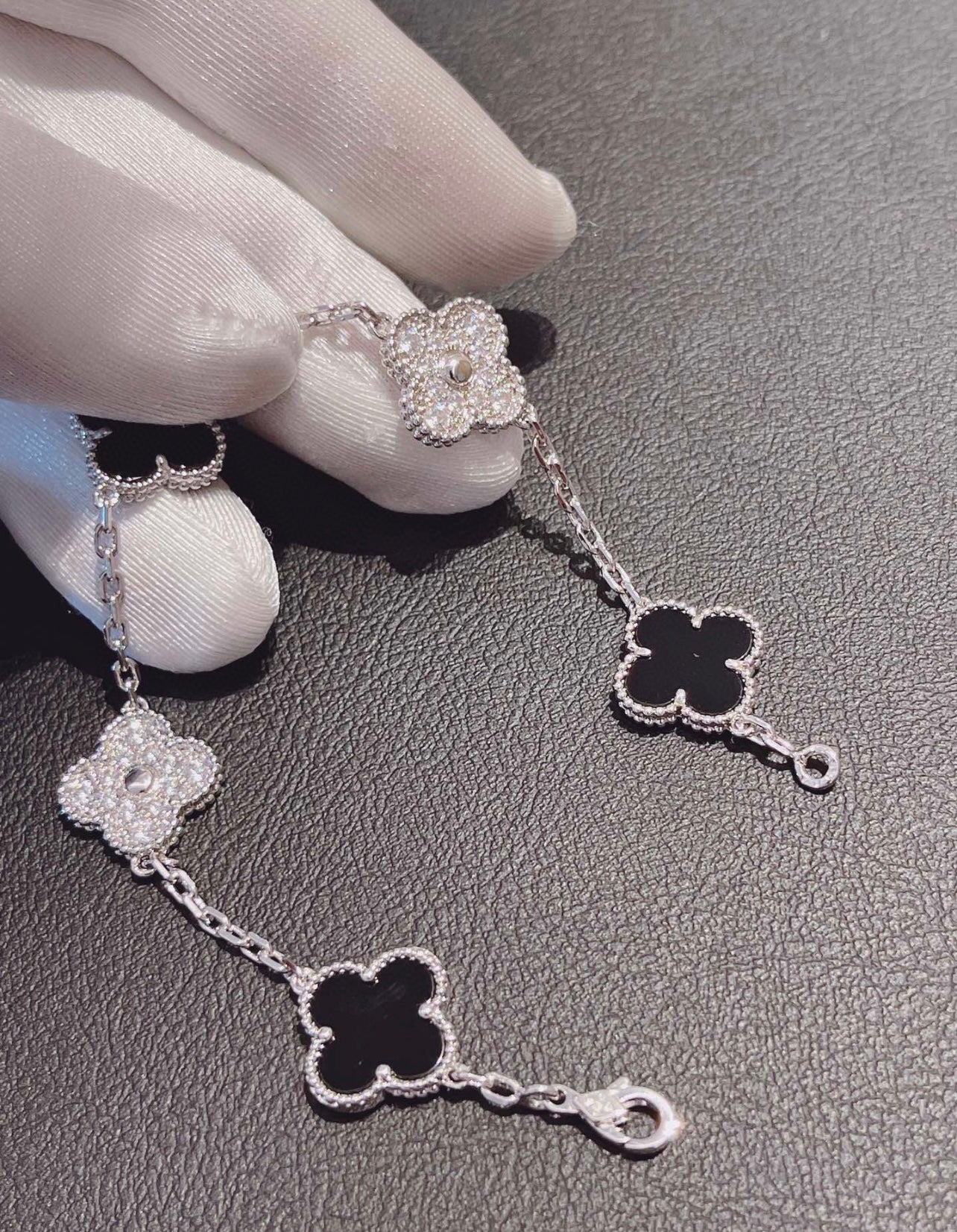 Kleeblatt-Armband mit 5 schwarzen Kleeblättern.