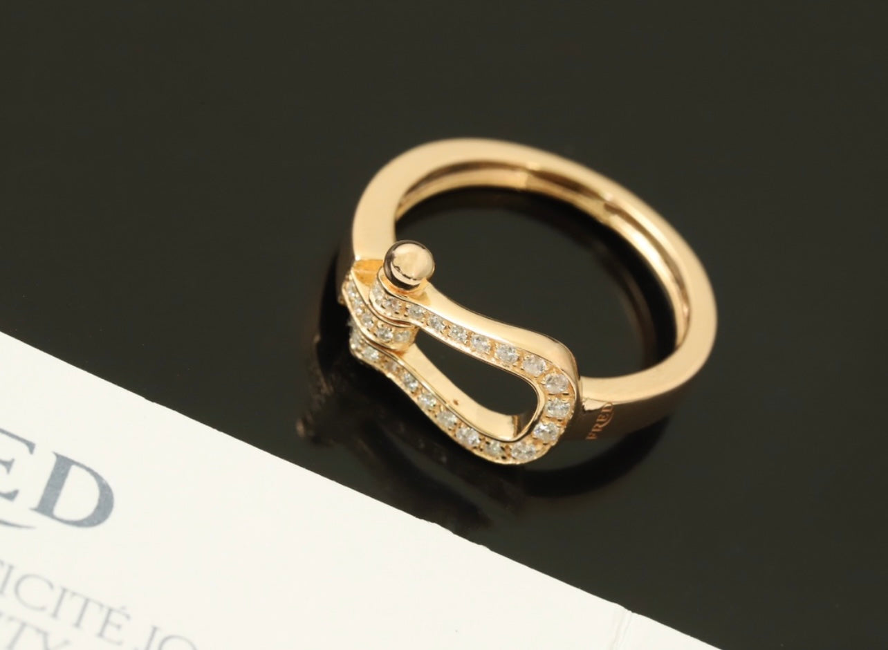 טבעת יוקרתית בגוון זהב – משובצת זירקונים מנצנצים