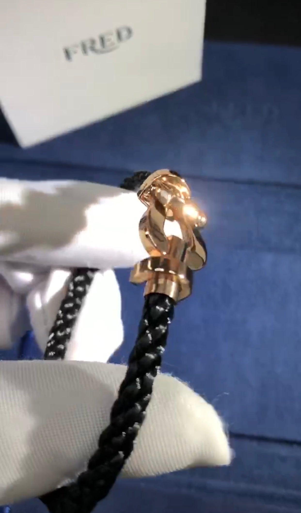 צמיד יוקרתי עם רצועת חבל שחורה ואבזם בגוון רוז־גולד מבריק