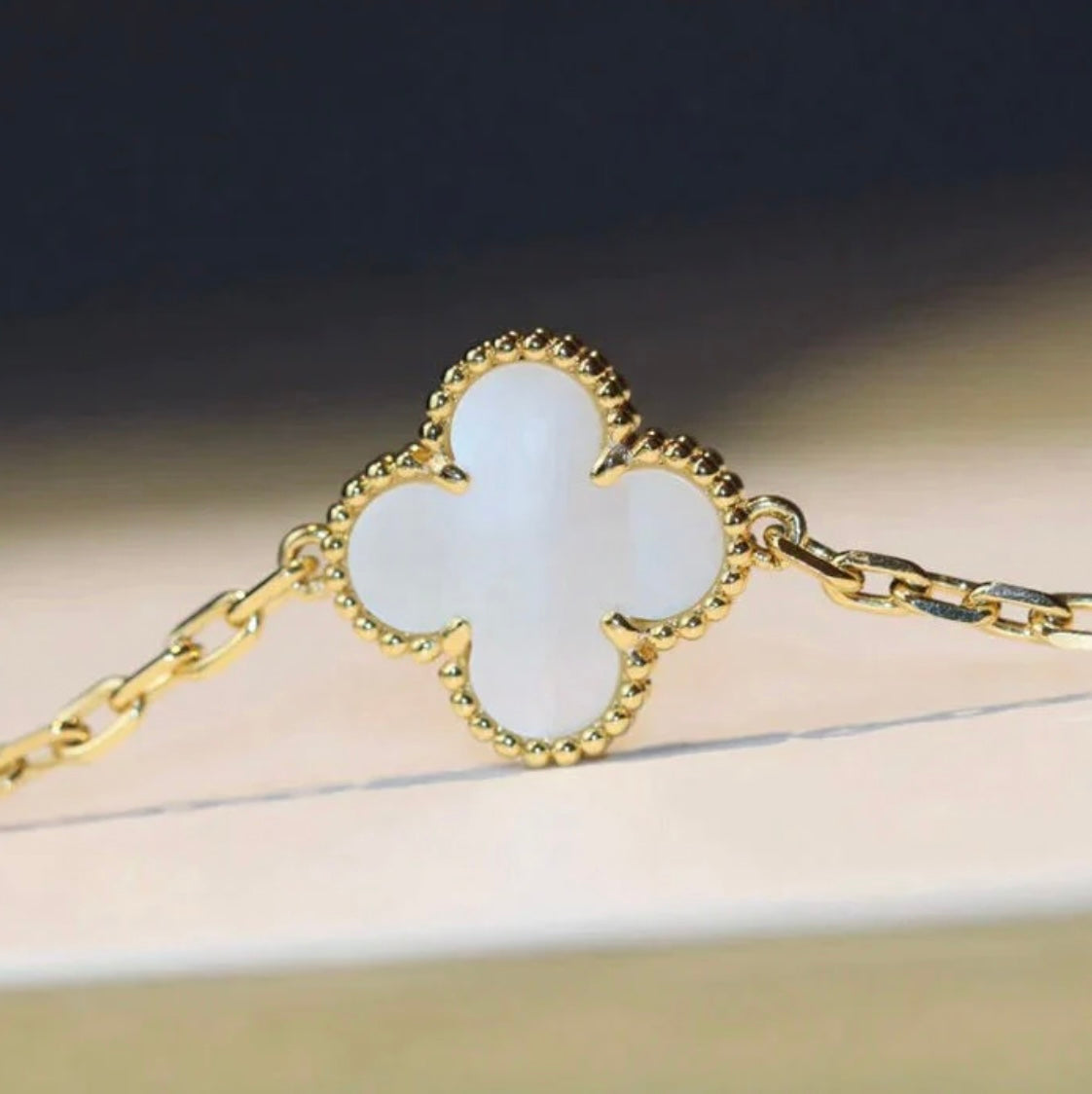 Collier 20 trèfles dorés avec un pendentif trèfle blanc — JEWELLUXE™