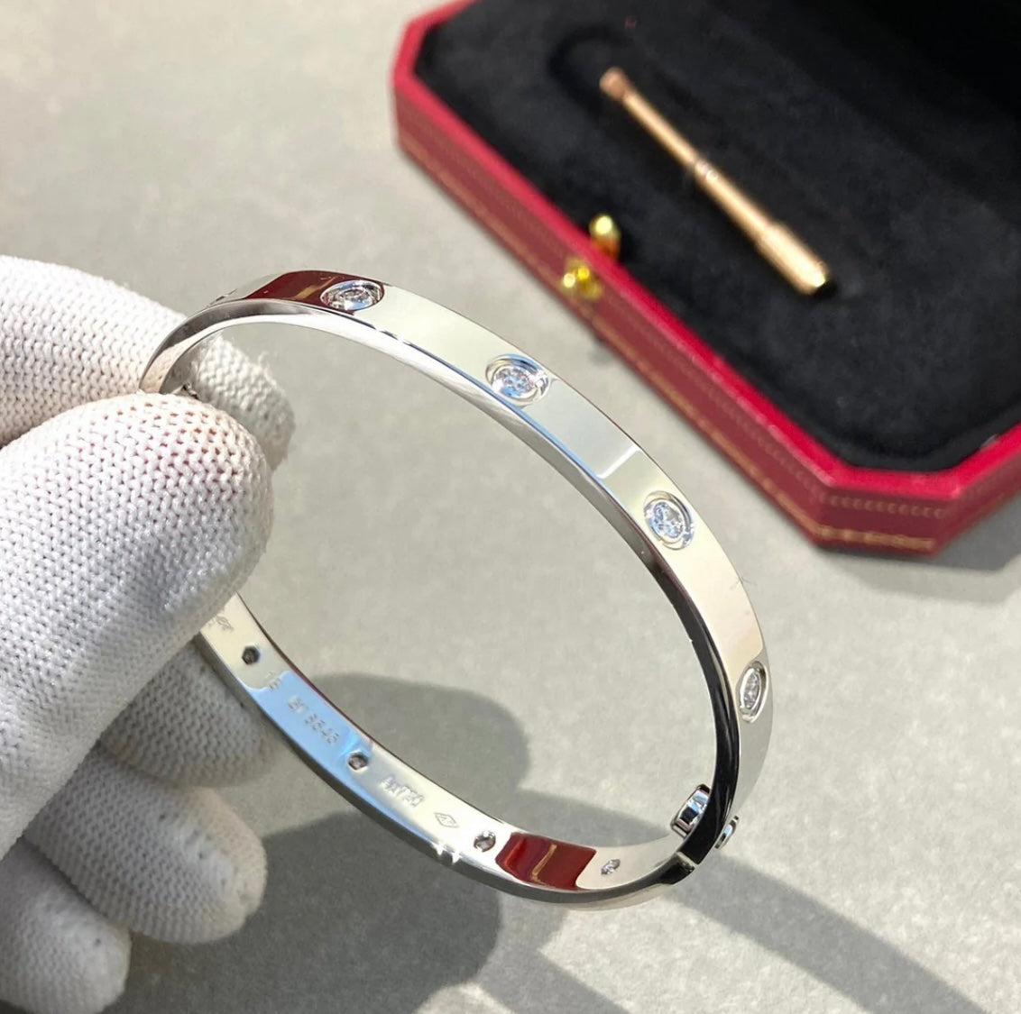 Romantisches Armband in Silberton, besetzt mit 10 funkelnden Zirkonen