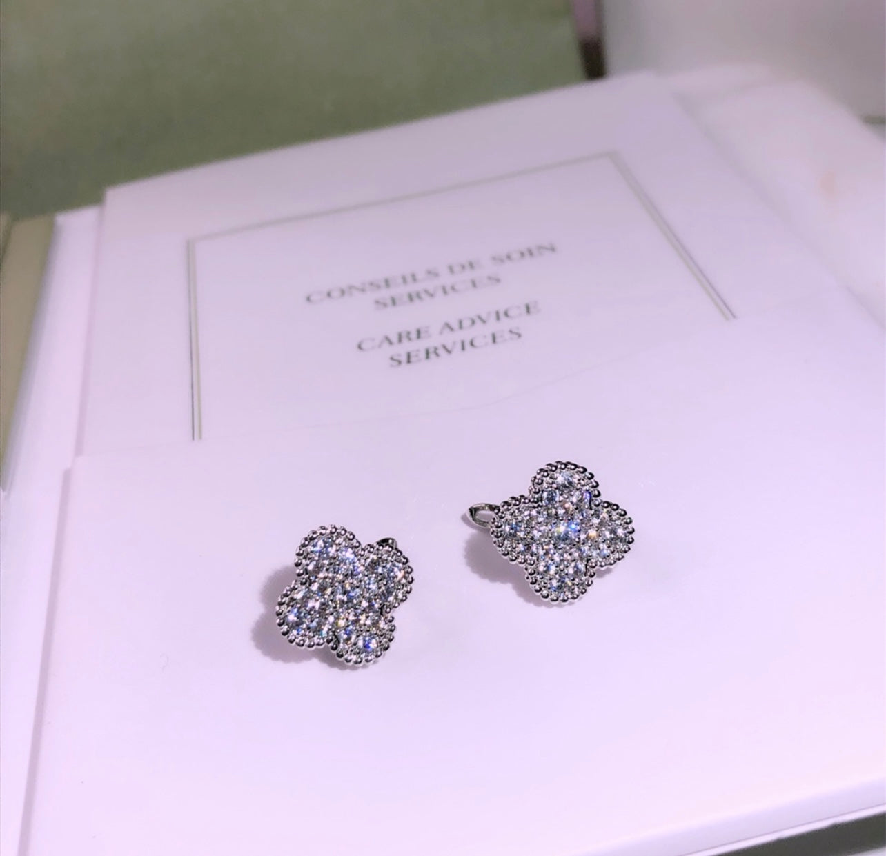 עגילי תלתן בגוון כסף משובץ זירקונים – אלגנטיות קלאסית