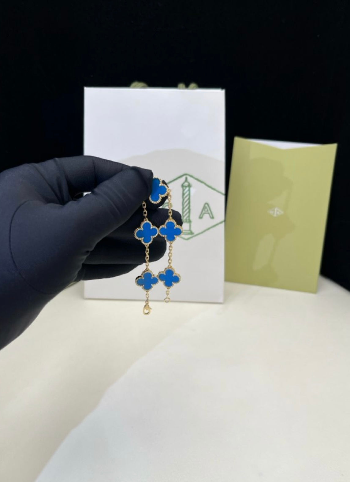 Bracelet trèfle doré avec 5 trèfles bleus