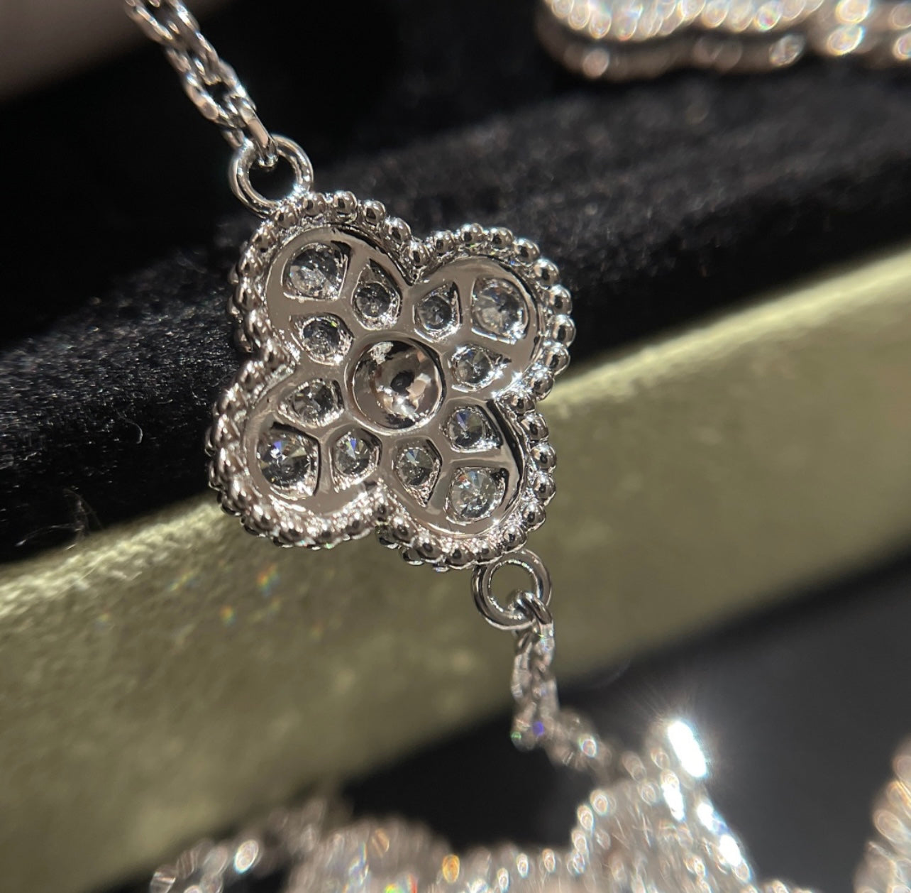 שרשרת 10 תלתנים בגוון כסף עם תליון תלתן בגוון כסף ומשובץ זירקונים נוצצים