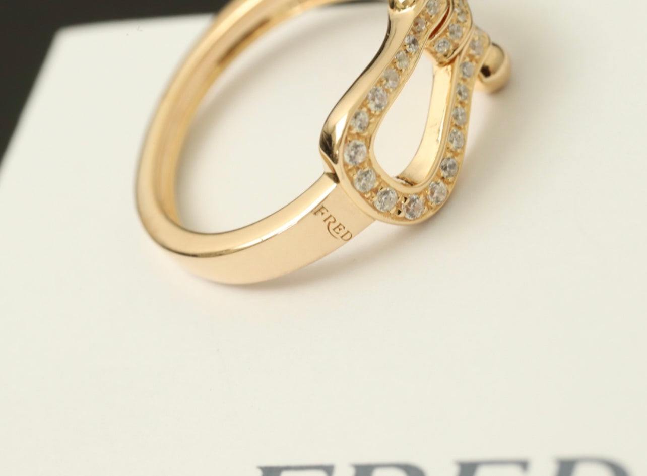 טבעת יוקרתית בגוון זהב – משובצת זירקונים מנצנצים