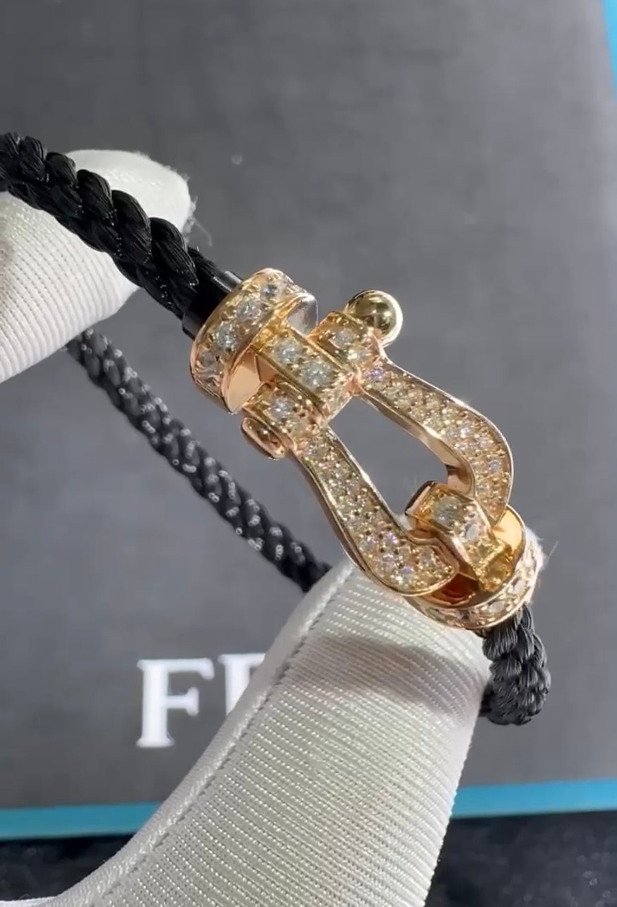 צמיד חבל יוקרתי עם אבזם בגוון זהב ורוד משובץ זירקונים