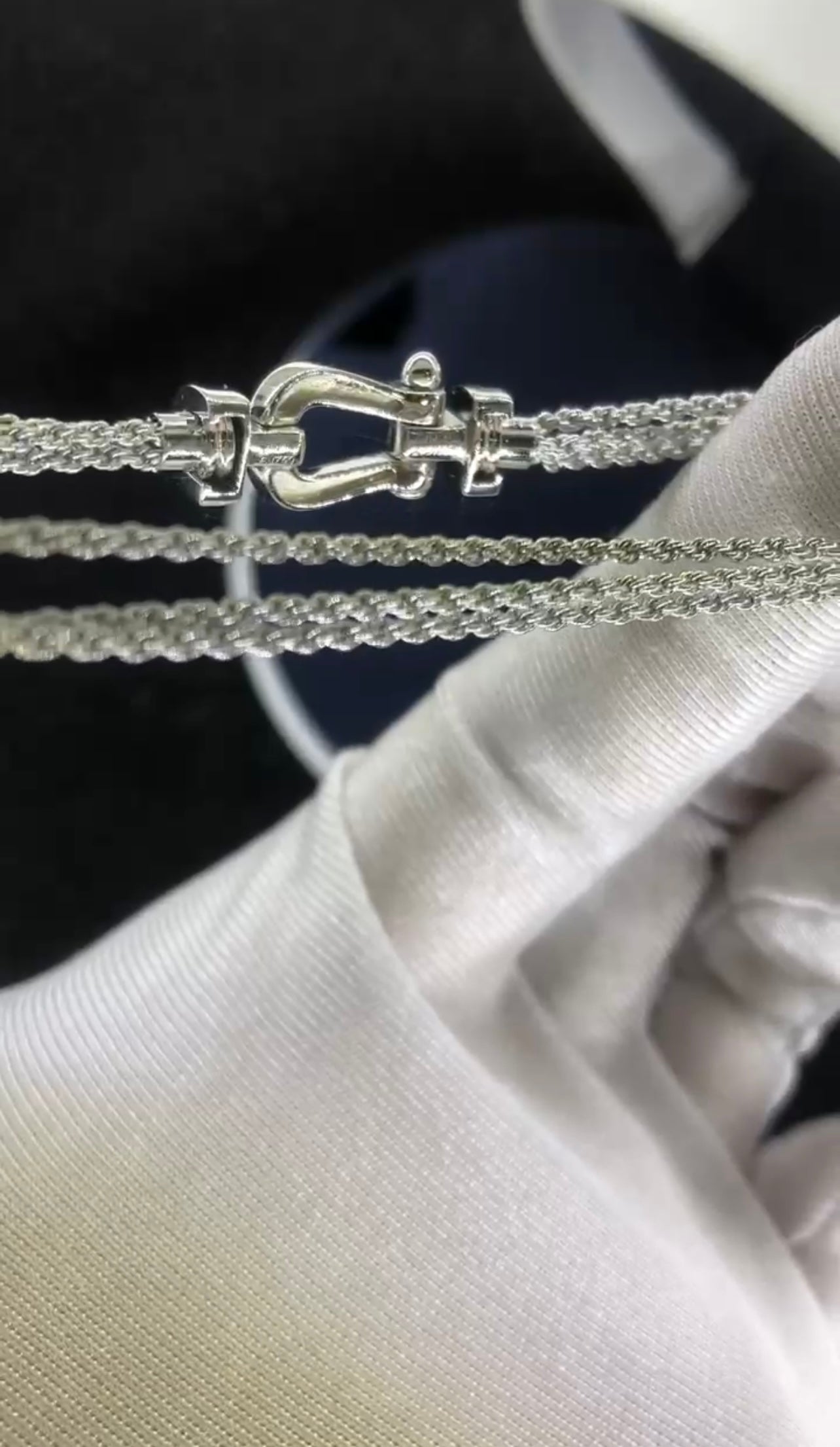 צמיד יוקרתי עם רצועת שרשרת כסופה ואבזם בגוון כסף משובץ חצי זירקונים