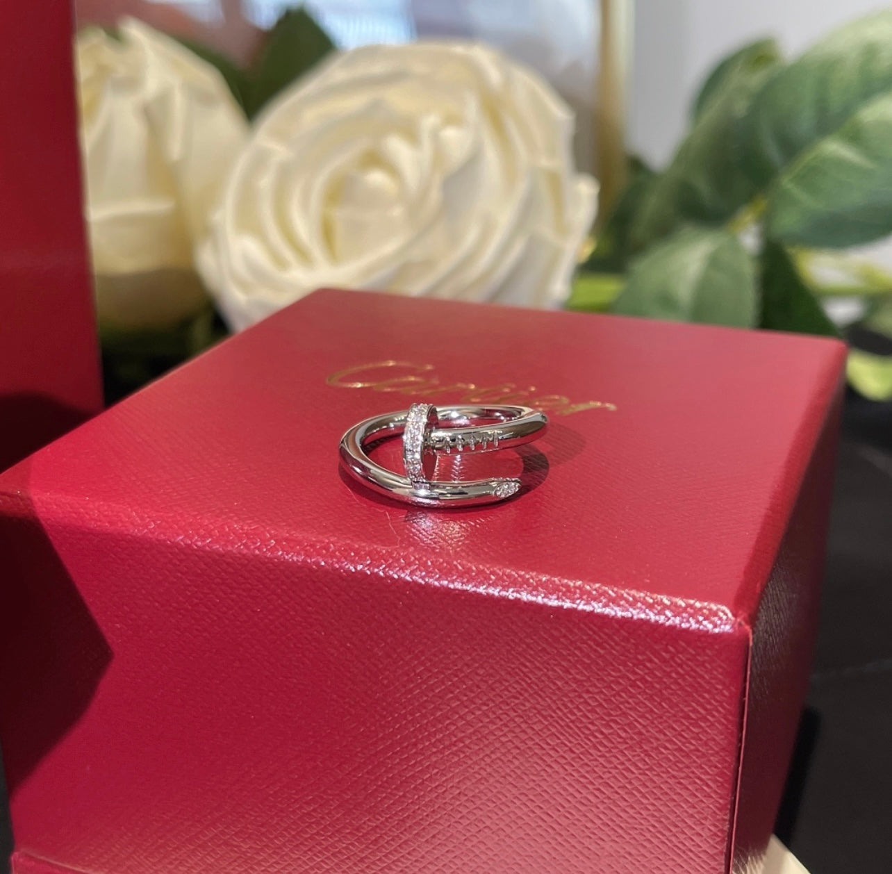 טבעת אלגנטית מסמר בגוון כסף משובצת חצי זירקונים נוצצים