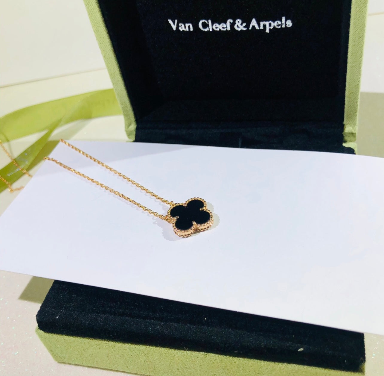 שרשרת תלתן בגוון זהב עם תליון תלתן בגוון שחור