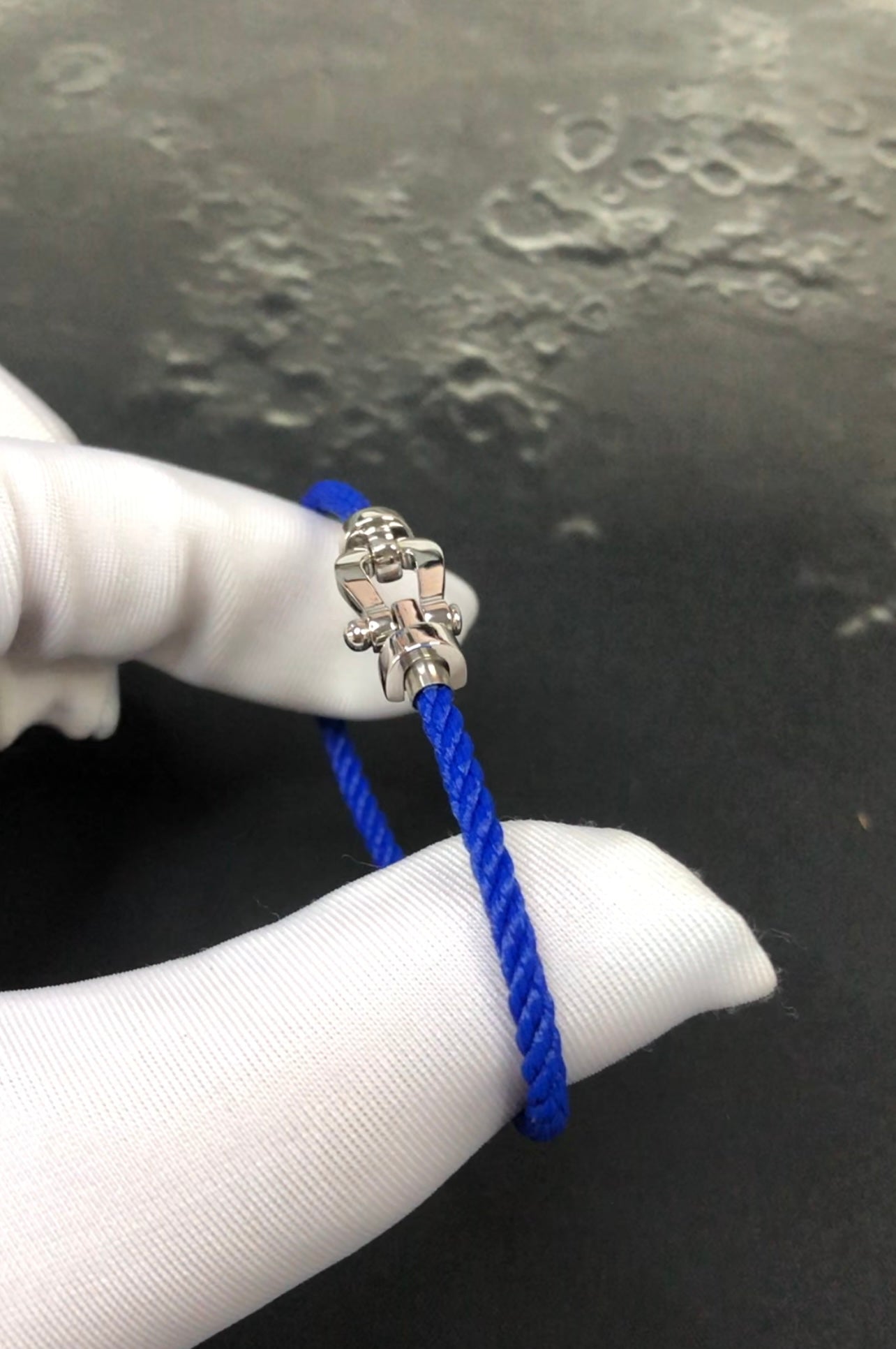 צמיד יוקרתי עם רצועת חבל בצבע כחול ואבזם כסוף