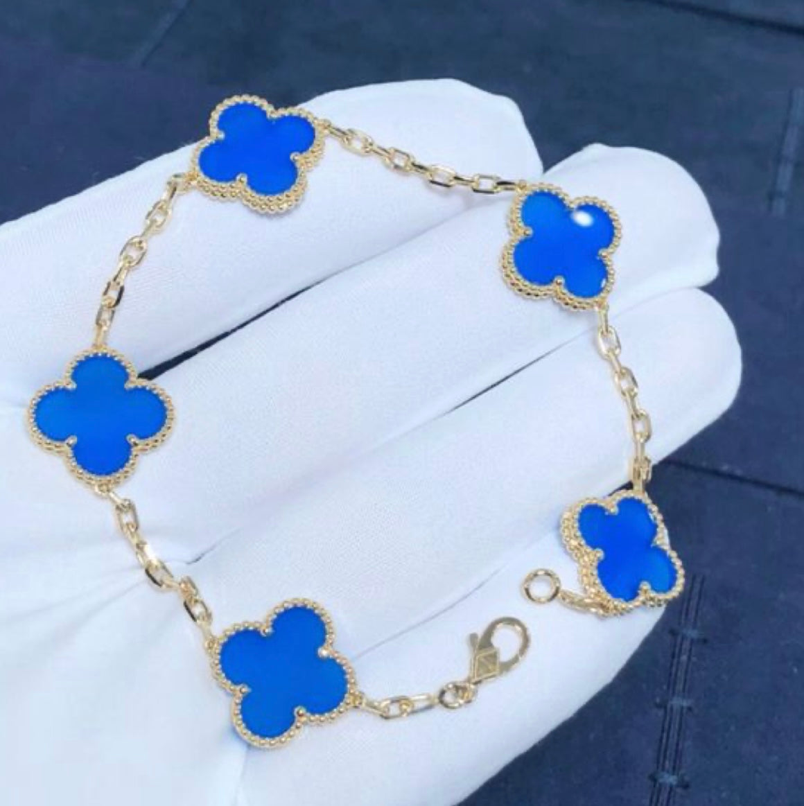 צמיד תלתן בציפוי זהב צהוב 18 קראט עם תלתן כחול – יוקרה עוצמתית וסגנון נצחי - Jewelluxe