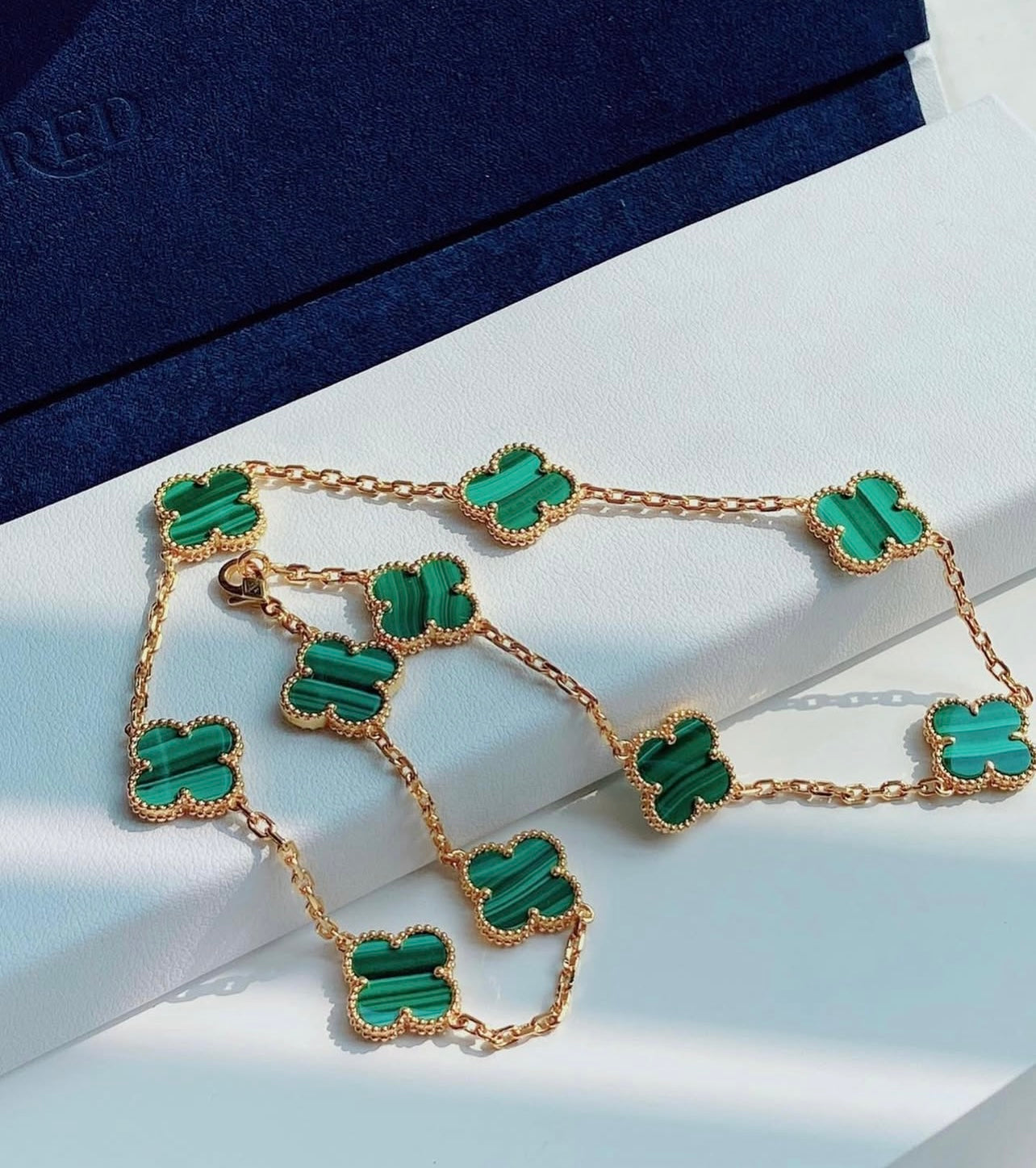 שרשרת 10 תלתנים בגוון זהב עם תליון תלתן בגוון ירוק