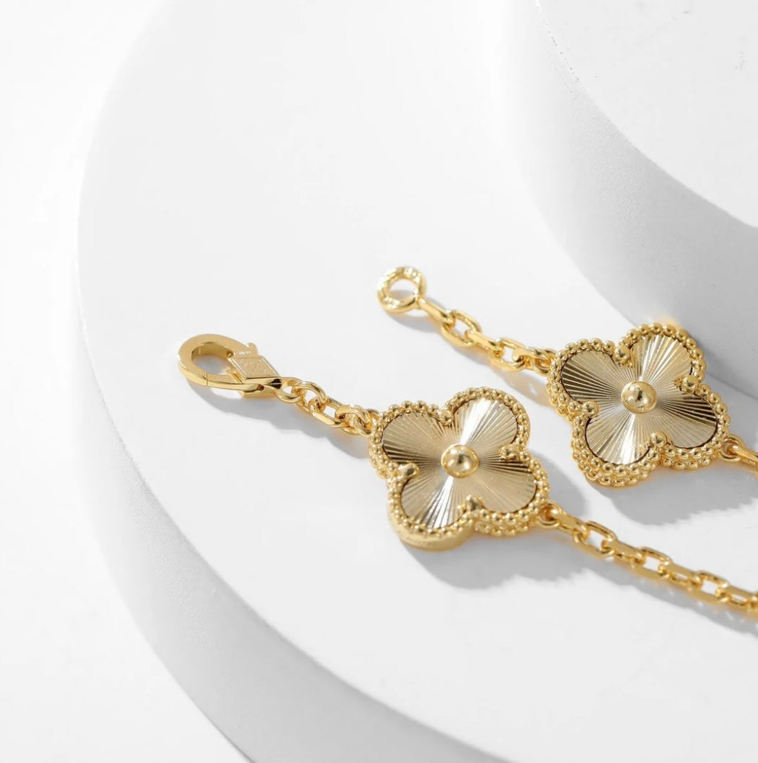 Collier 10 trèfles couleur or avec pendentif trèfle couleur or — JEWELLUXE™