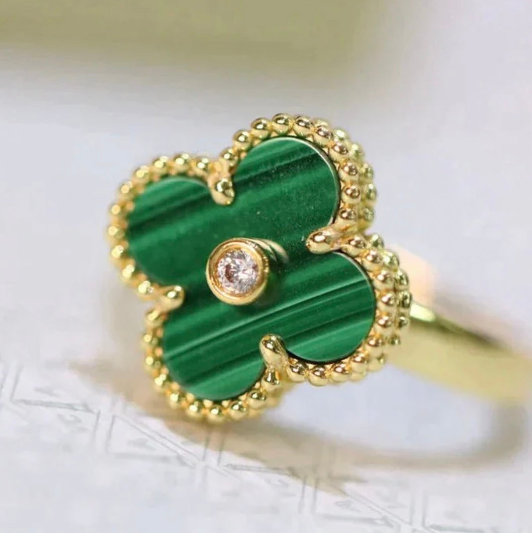 Grüner Kleeblatt-Ring, in der Mitte mit einem funkelnden Zirkon besetzt