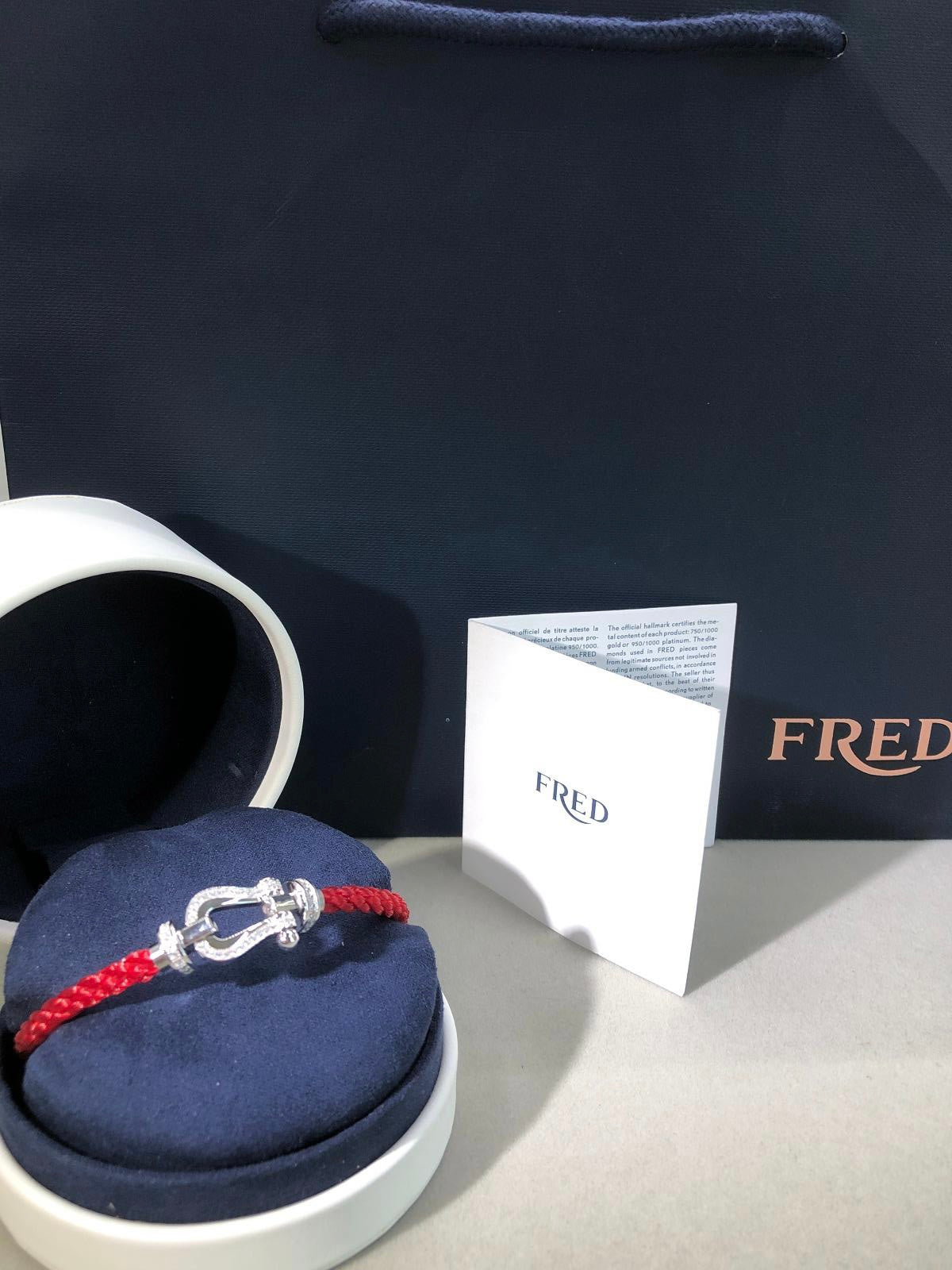 צמיד יוקרתי עם רצועת חבל אדומה ואבזם בגוון כסף משובץ שורת זירקונים