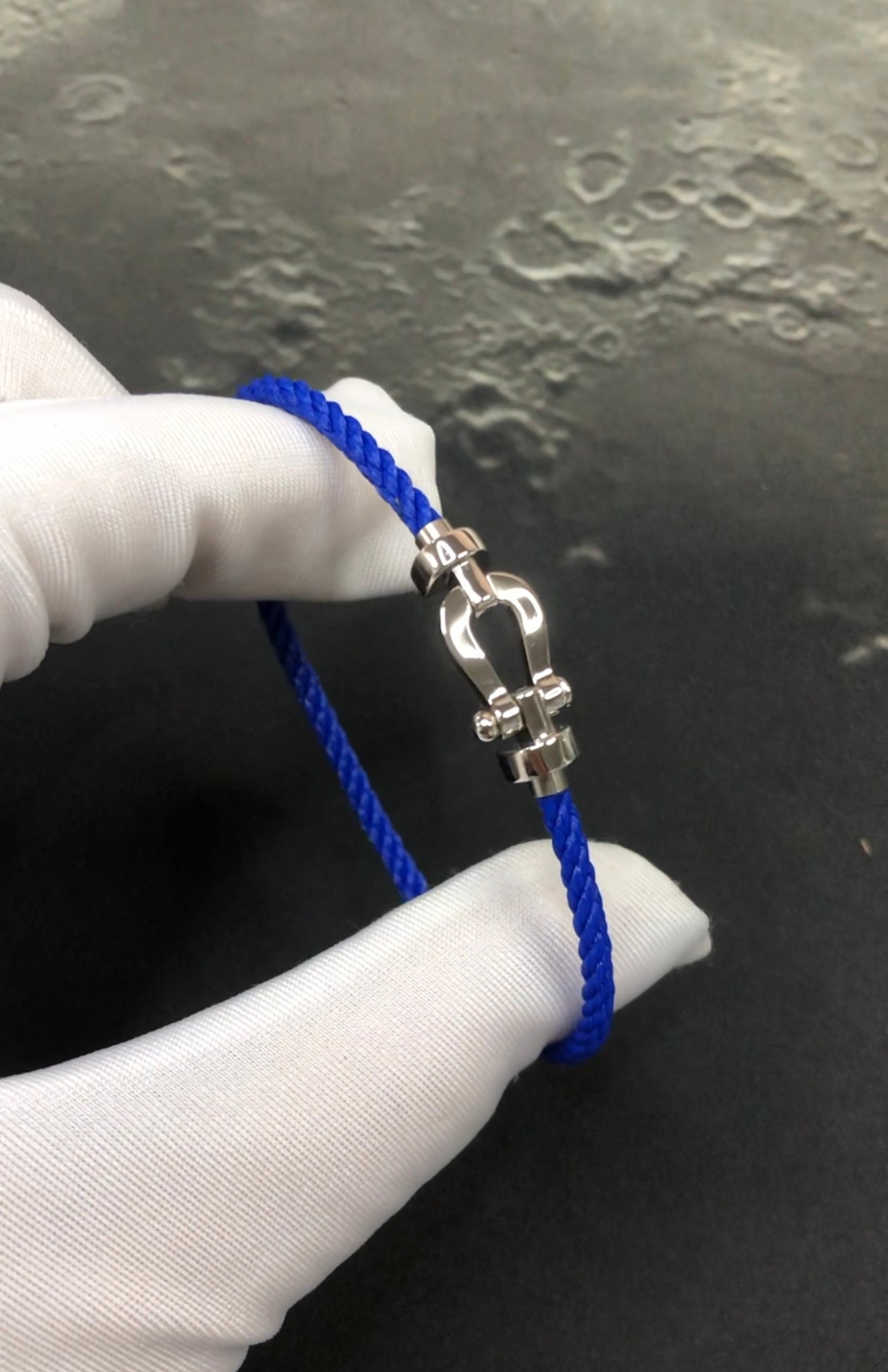 צמיד יוקרתי עם רצועת חבל בצבע כחול ואבזם כסוף