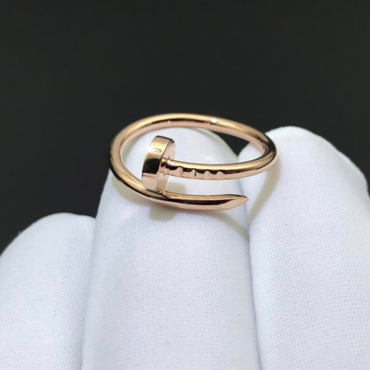 טבעת אלגנטית מסמר בגוון זהב ורוד עיצוב יוקרתי