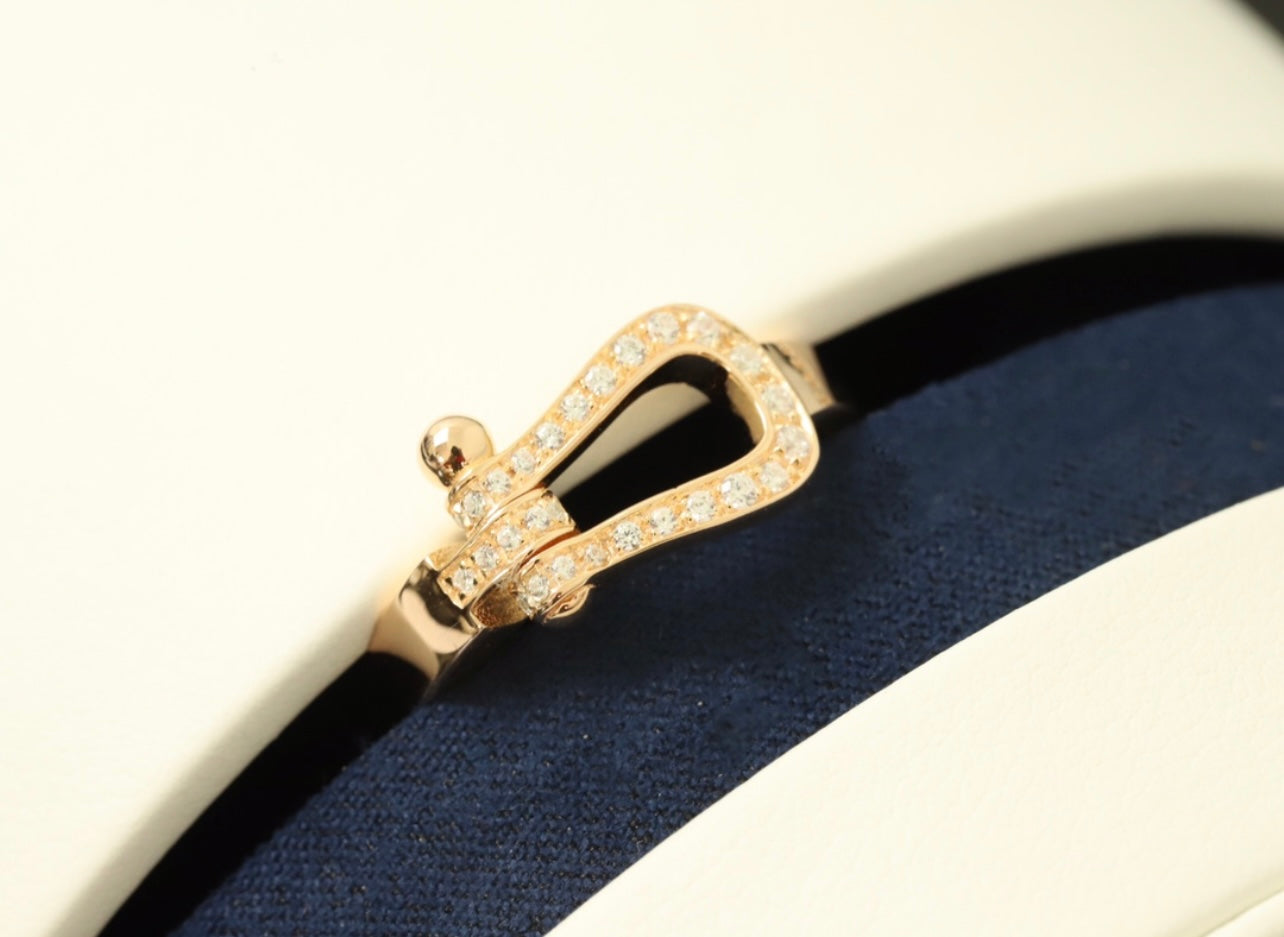 טבעת יוקרתית בגוון זהב – משובצת זירקונים מנצנצים