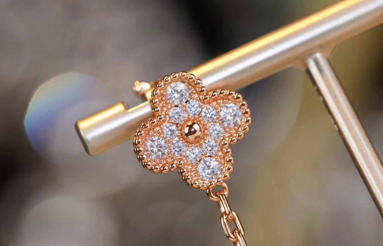 עגילי תלייה עם שני תלתנים צבע ורוד – זוהר ואלגנטיות בכל הופעה