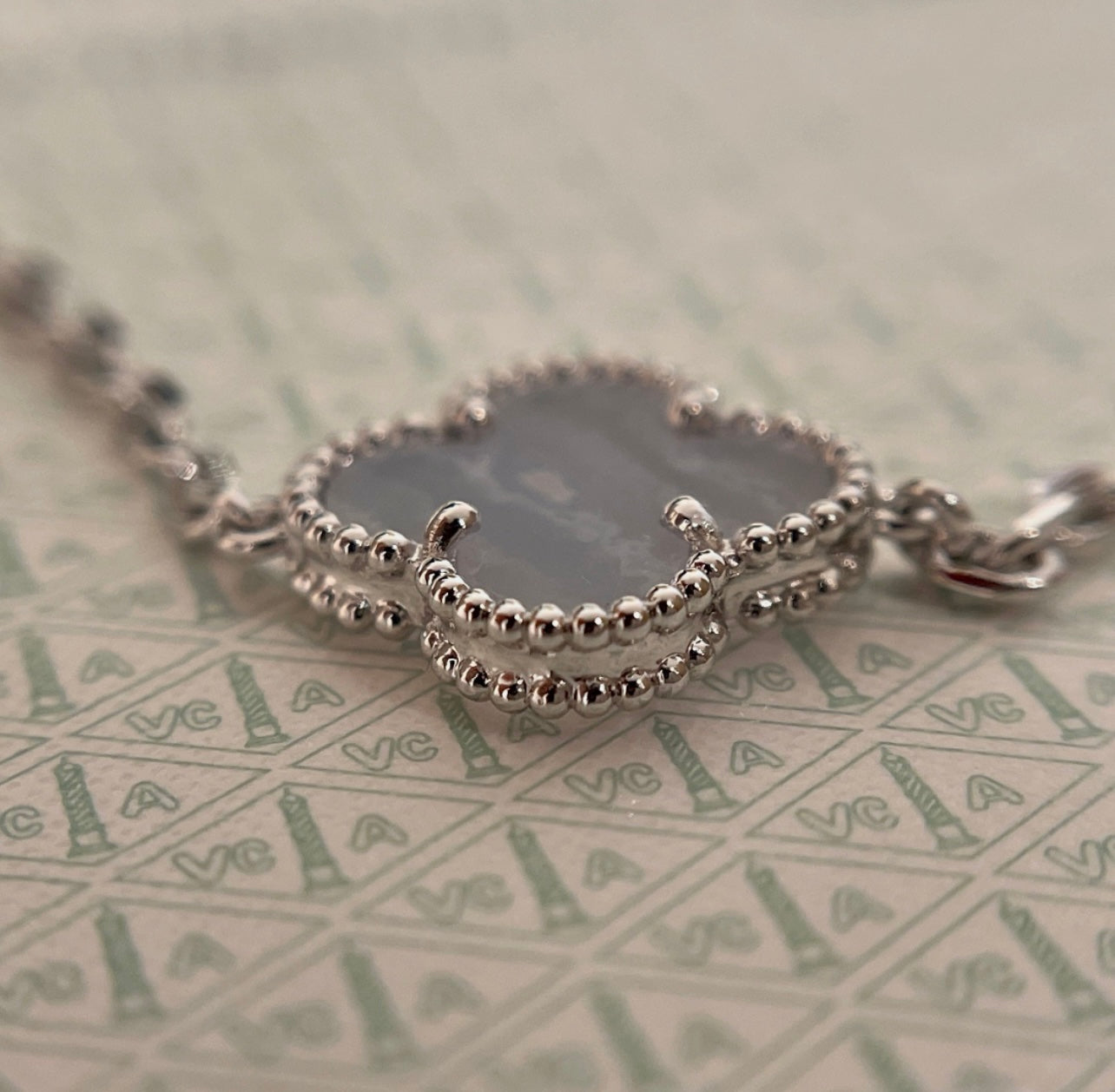 שרשרת 20 תלתנים צבע כסוף עם תליון תלתן תכלת