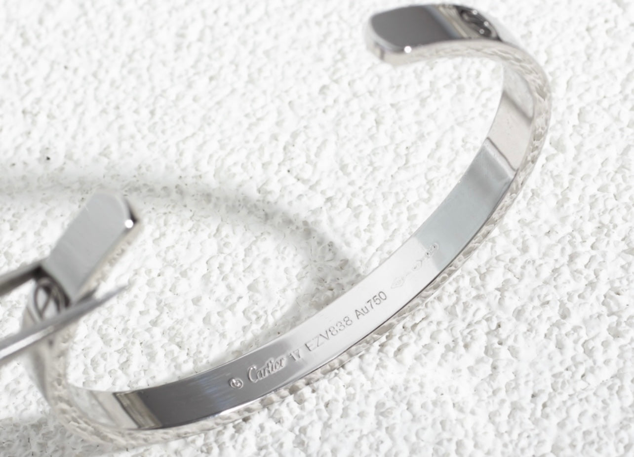 צמיד אלגנטי פתוח בגוון כסף מבריק