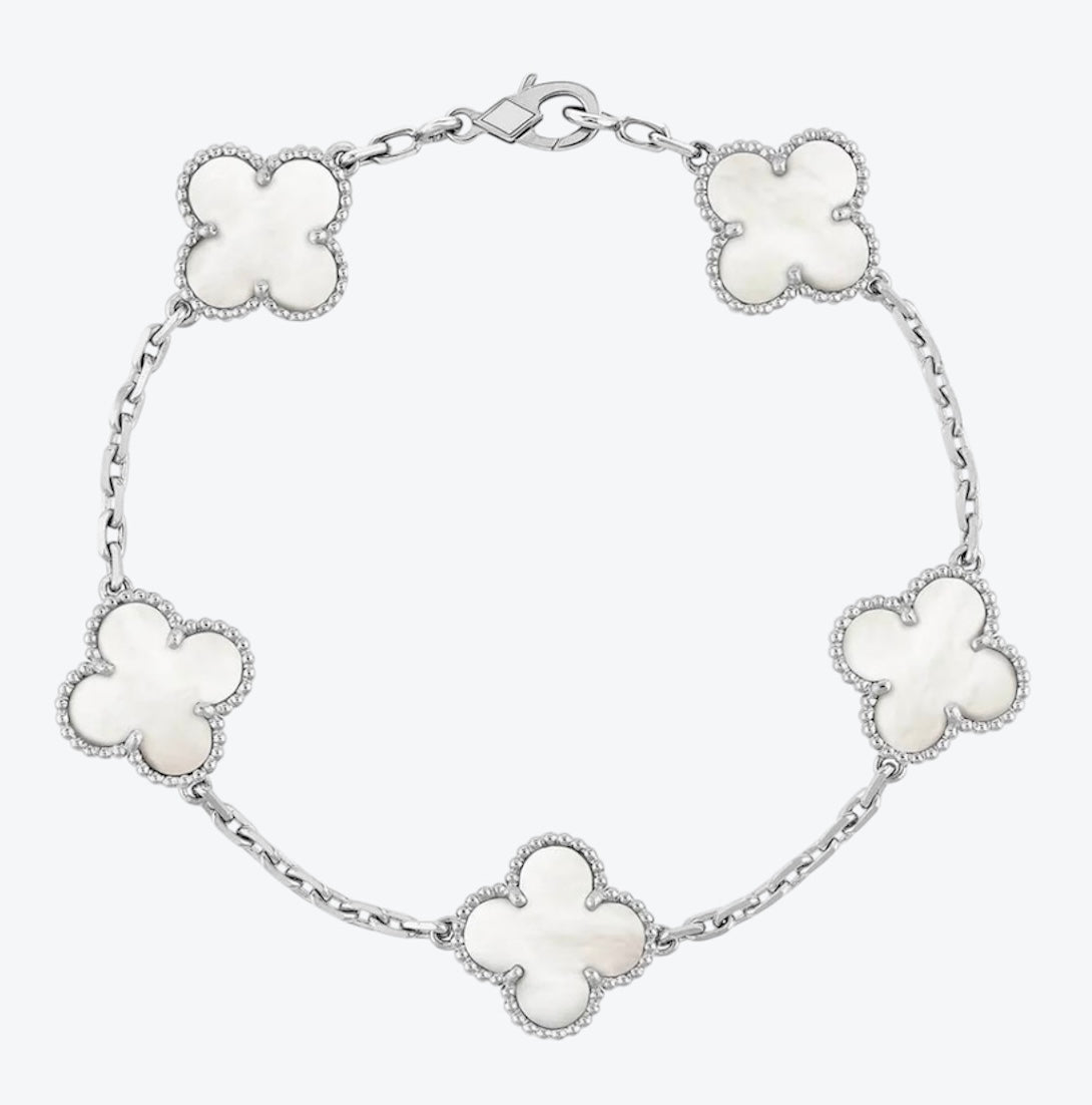 צמיד תלתן בגוון כסף עם 5 תלתנים בגוון לבן