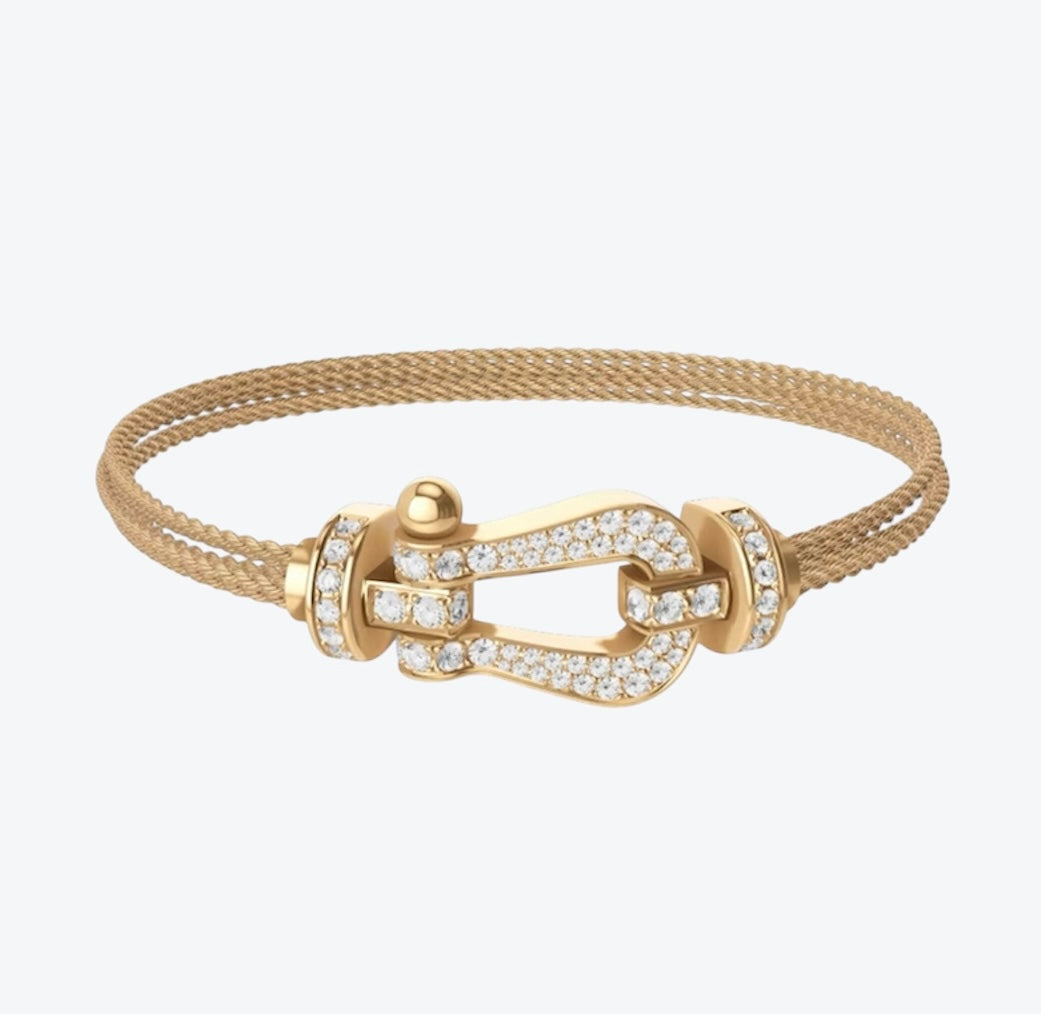 צמיד יוקרתי עם רצועת שרשרת בגוון זהב ואבזם בגוון זהב משובץ זירקונים