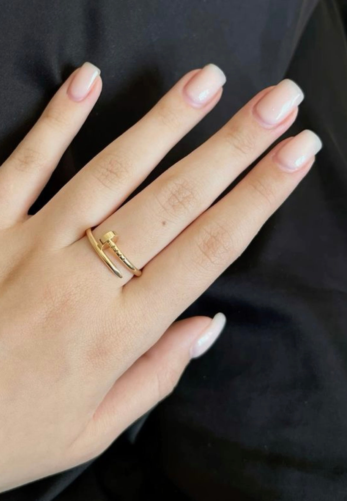טבעת אלגנטית מסמר בגוון גולד בעיצוב יוקרתי — JEWELLUXE™