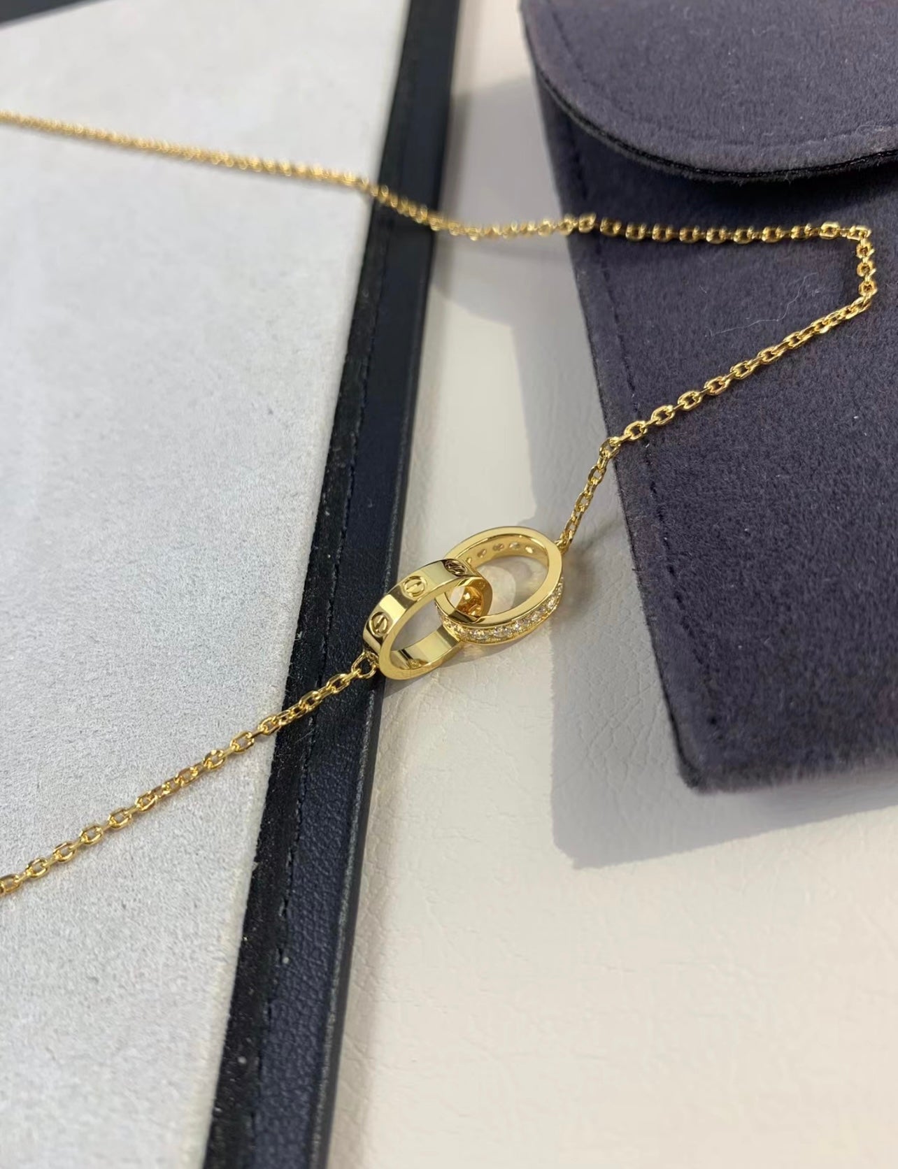 שרשרת אלגנטית בגוון זהב אלגנטיות על-זמנית