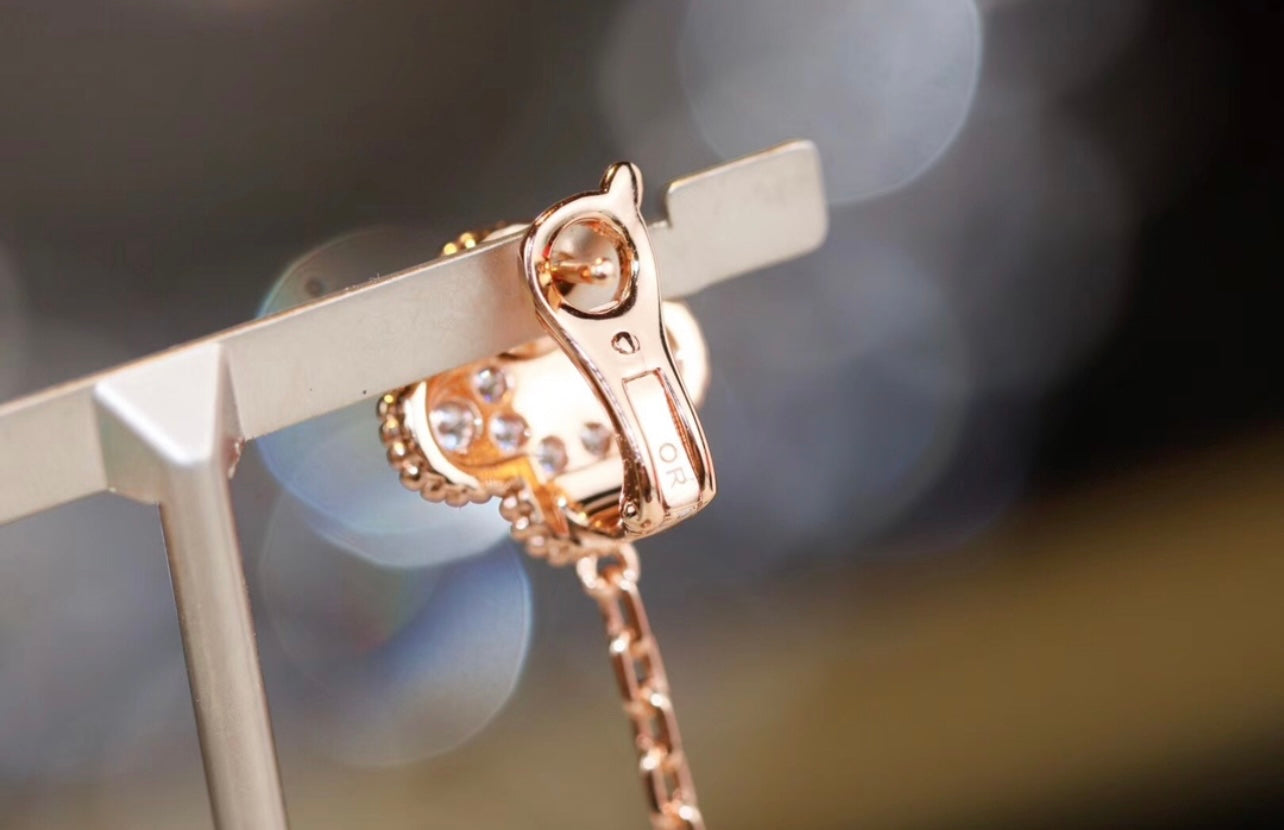 עגילי תלייה עם שני תלתנים צבע ורוד – זוהר ואלגנטיות בכל הופעה