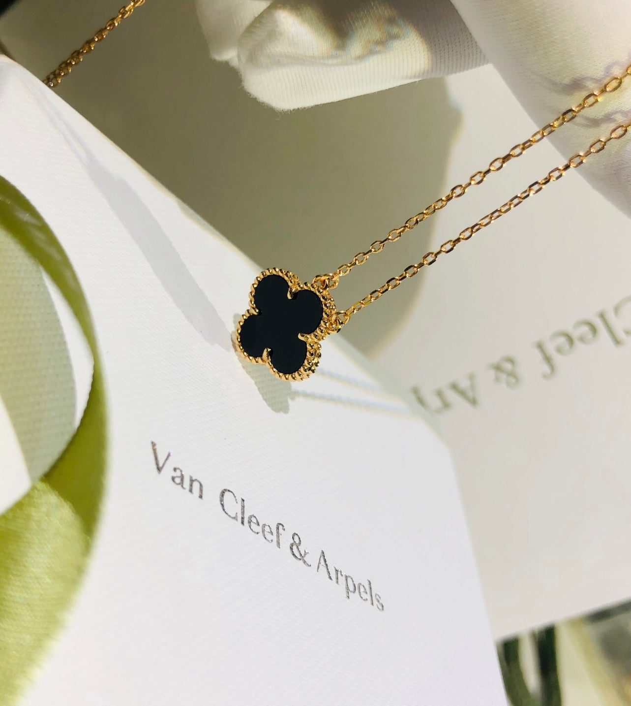 שרשרת תלתן בגוון זהב עם תליון תלתן בגוון שחור