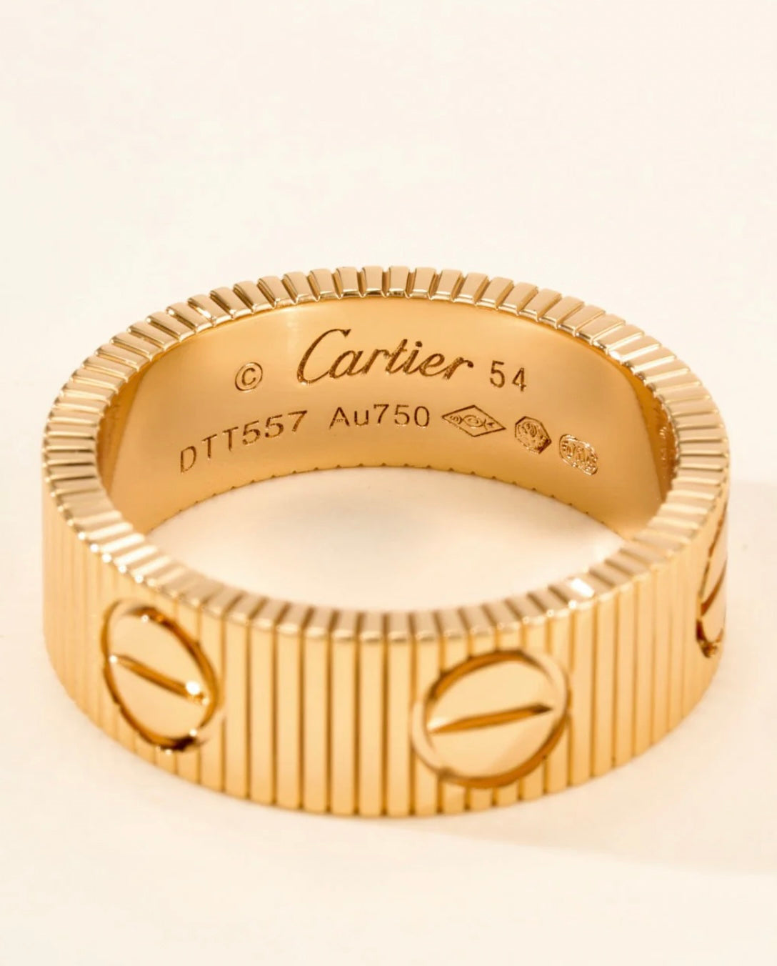 Ring elegant in einem Farbton Gold rosa glänzend in einem Design luxuriös