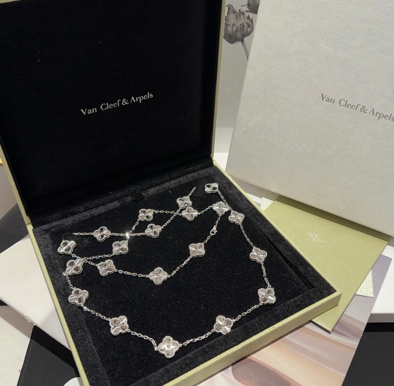 שרשרת 20 תלתנים בגוון כסף עם תליון תלתן בגוון כסף